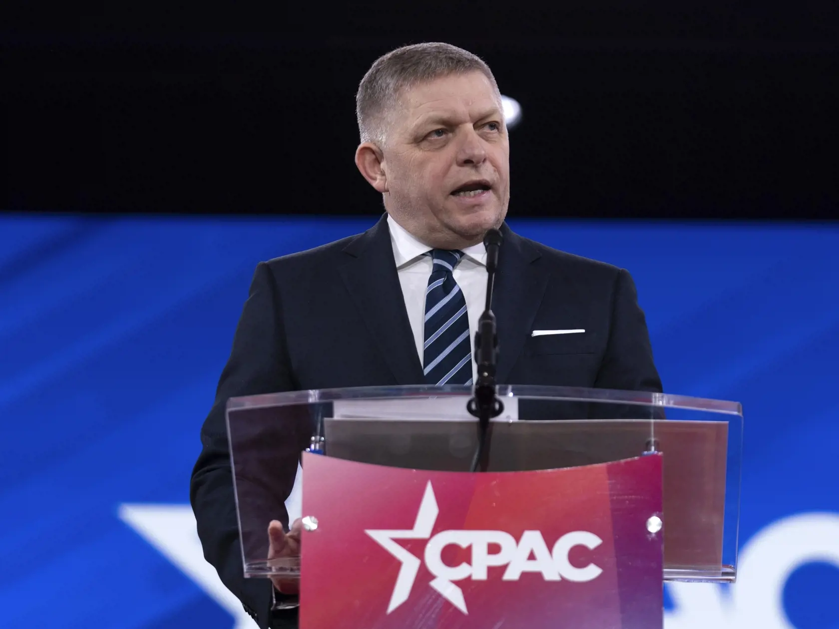 Slovenský premiér Robert Fico vystupuje s prejavom na Konferencii konzervatívnej politickej akcie (CPAC) vo Washingtone v piatok 21. februára 2025. Konferenciu CPAC usporadúva každoročne od roku 1974 Americká konzervatívna únia (ACU). V polstoročnej histórii sa z nej stalo podujatie, ktoré mobilizuje desaťtisíce konzervatívcov z celých Spojených štátov amerických aj mimo nich. Podujatie vo Washingtone bude trvať od stredy do soboty (19.-22.2.). FOTO TASR/AP

Slovakia's Prime Minister Robert Fico speaks at the Conservative Political Action Conference, CPAC, at the Gaylord National Resort & Convention Center, Friday, Feb. 21, 2025, in Oxon Hill, Md. (AP Photo/Jose Luis Magana)
