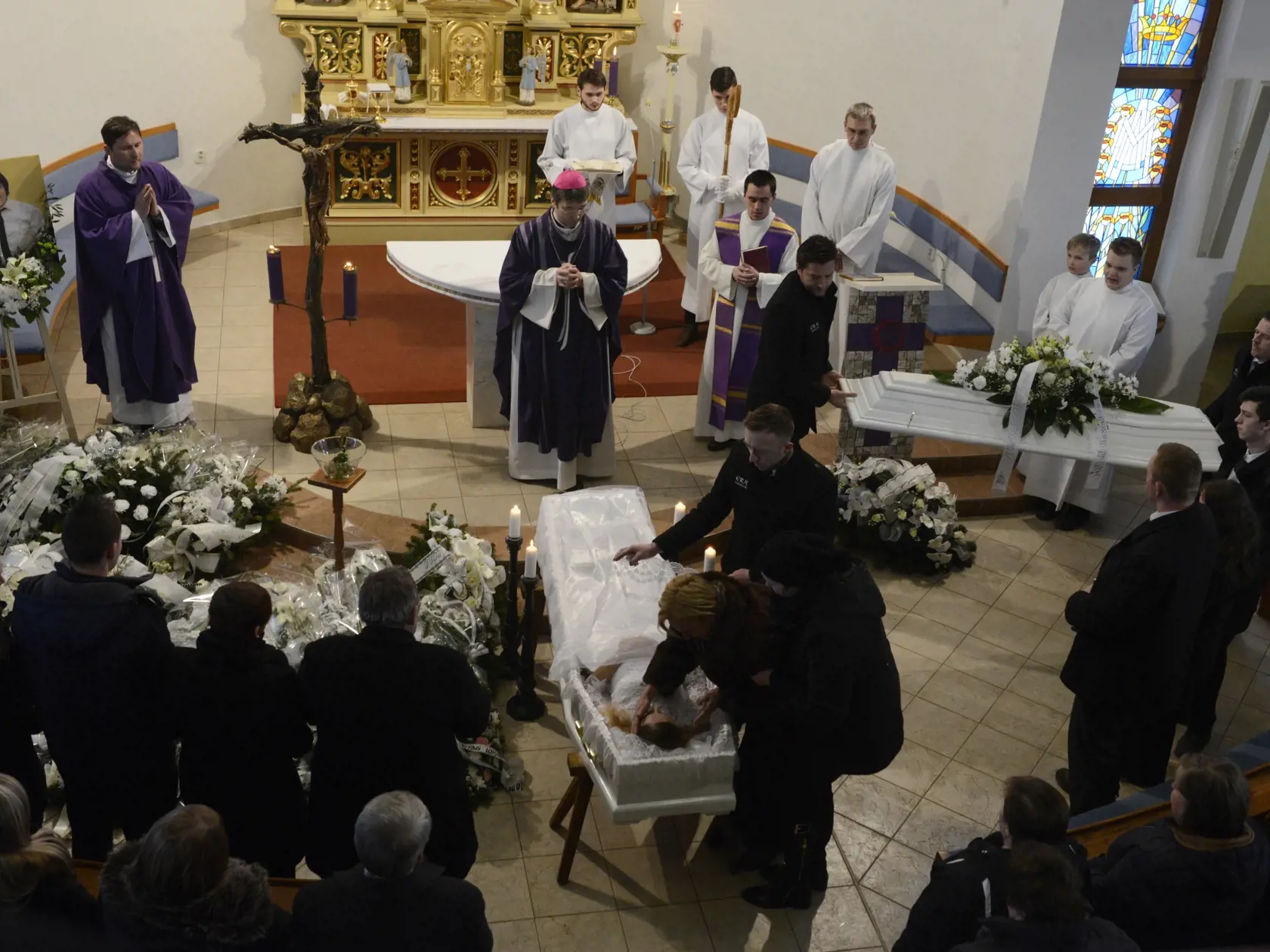 Posledná rozlúčka s Martinou Kušnírovou v obci Gregorovce pri Prešove 2. marca 2018. Martina Kušnírová bola zavraždená spolu s novinárom Jánom Kuciakom v obci Veľká Mača v okrese Galanta. 
Na snímke mama Zlatica Kušnírová a jej posledný pohľad na dcéru Martinu vo svadobných šatách  pred zatvorením rakvy. FOTO TASR - Milan Kapusta
