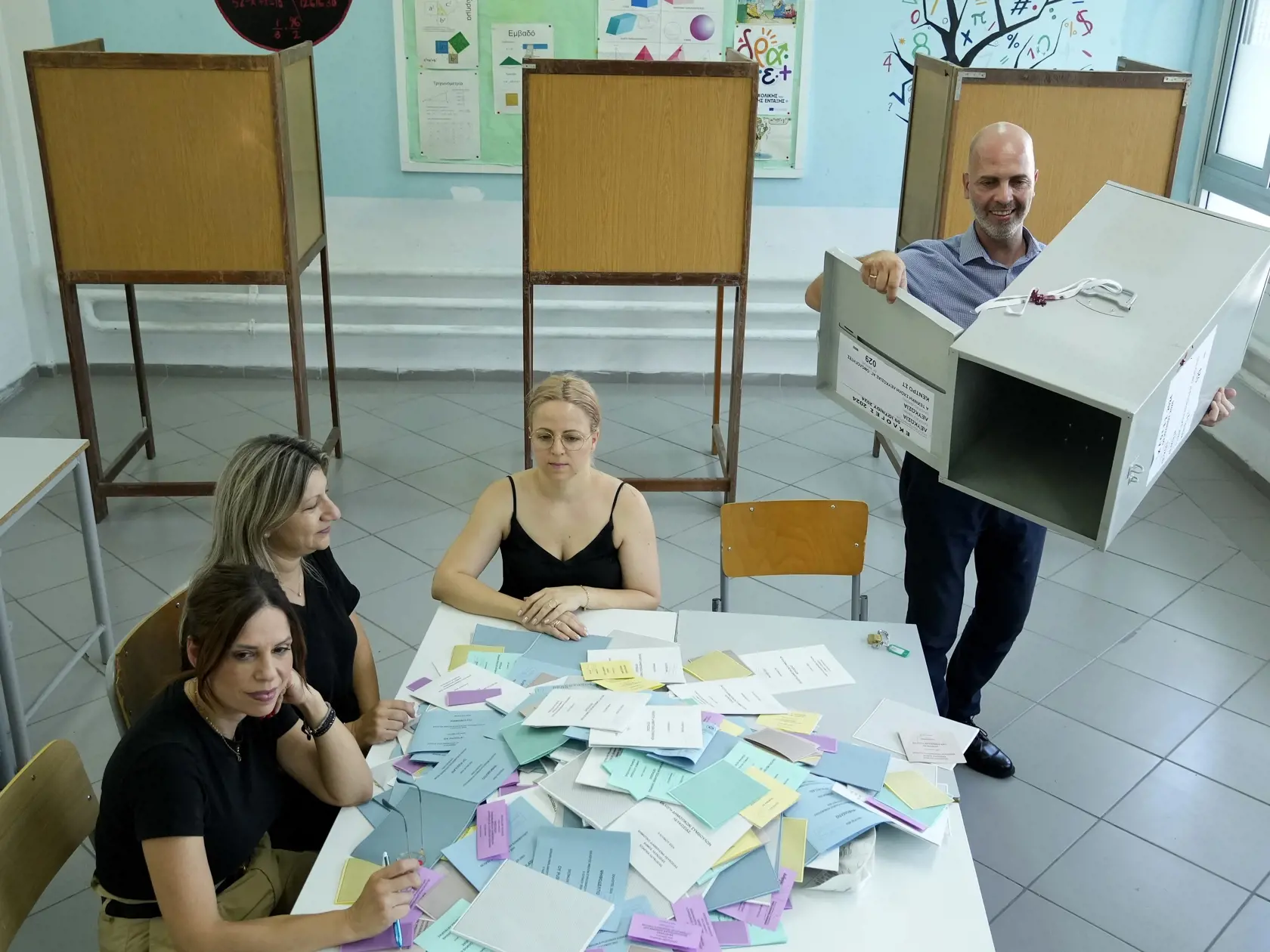 Členovia volebnej komisie otvárajú volebnú schránku vo volebnej miestnosti počas volieb do Európskeho parlamentu v Nikózii v nedeľu 9. júna 2024. Eurovoľby sa konali od 6. do 9. júna.