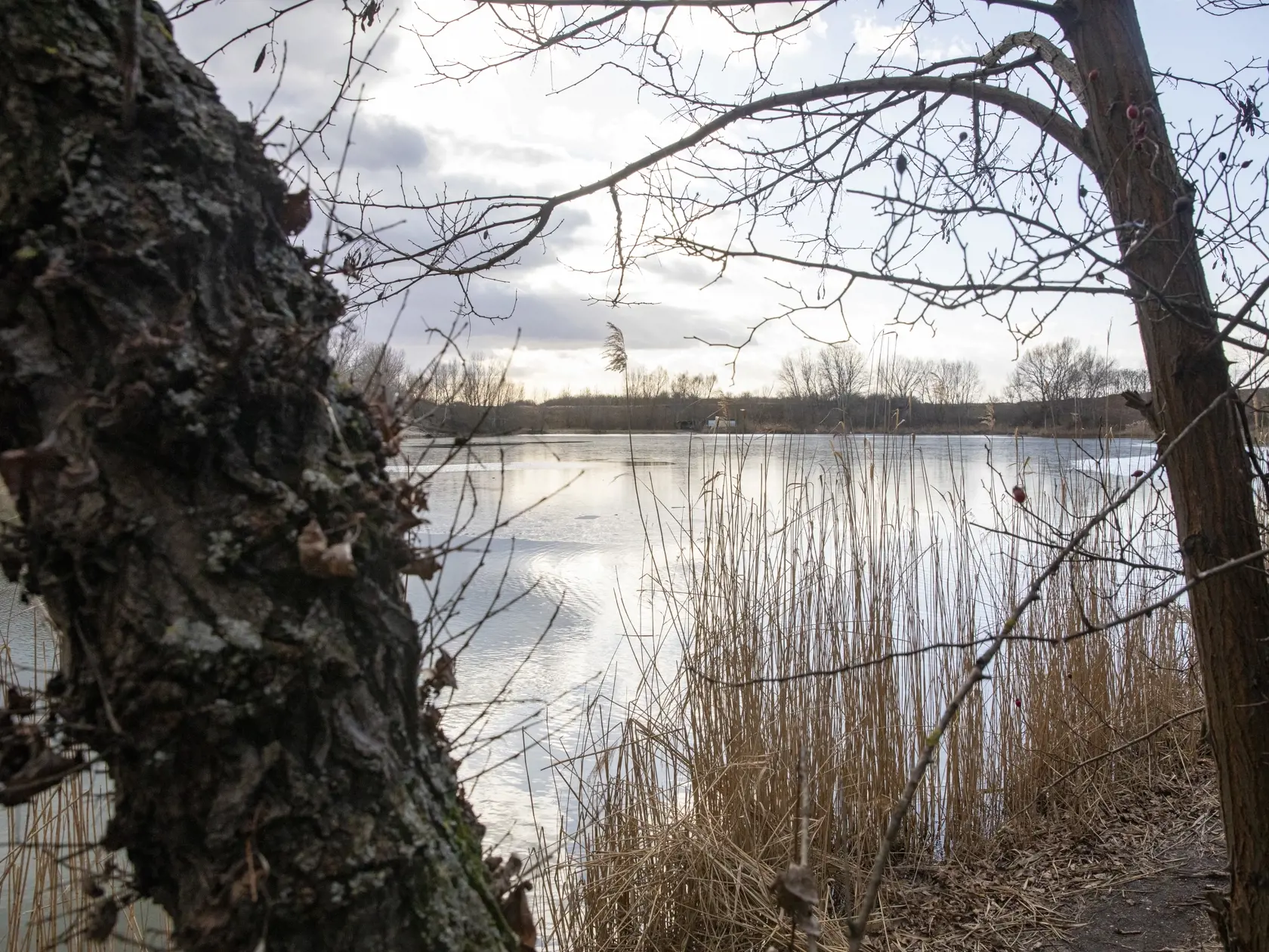 Na snímke je jazero v Rovinke, kde sa utopili dvaja korčuliari.