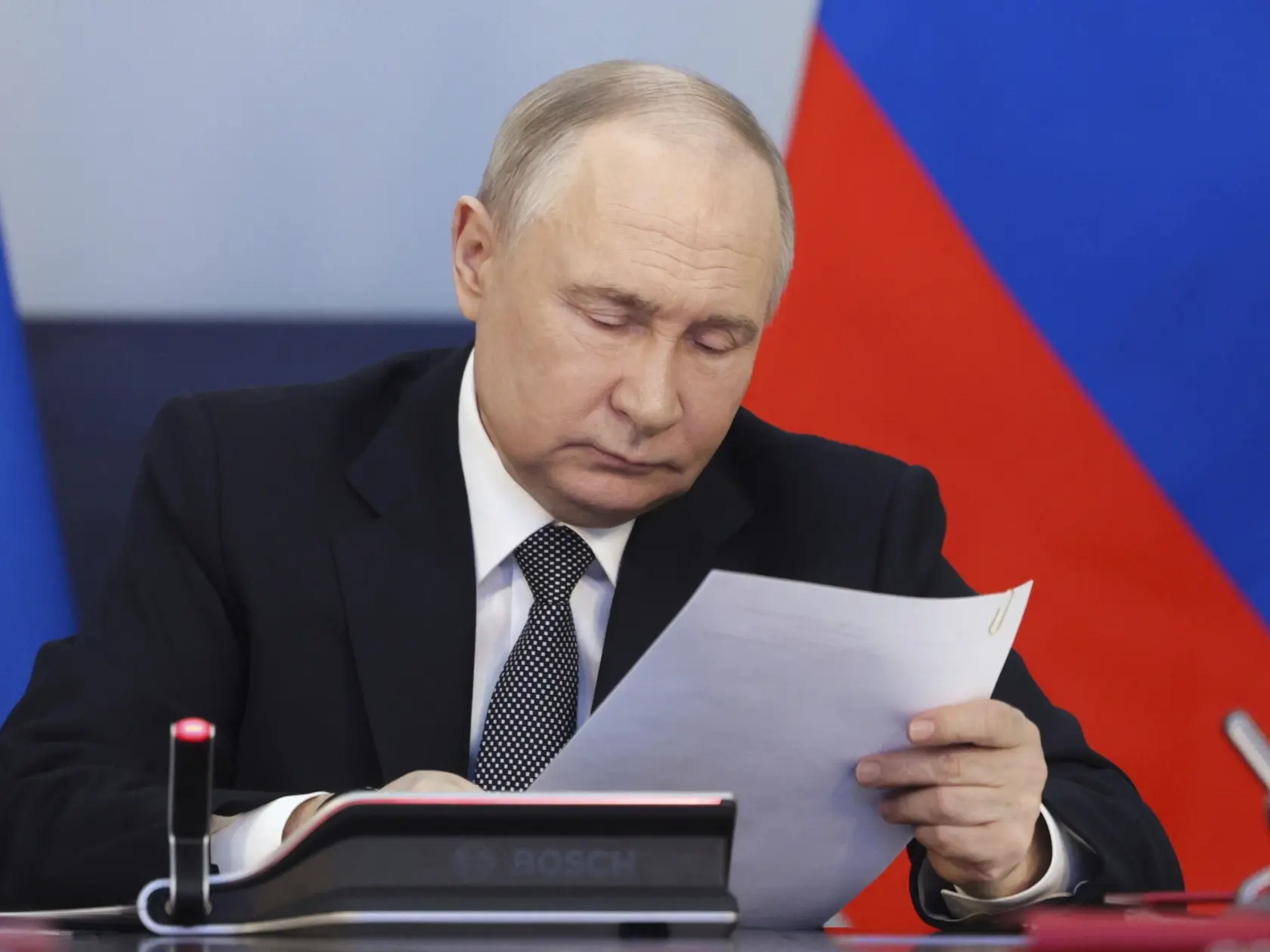 WA 16 Petrohrad - Ruský prezident Vladimir Putin na stretnutí  o rozvojí ruského námorníctva v Petrohrade v piatok 11. apríla 2025. Putin v piatok oznámil investície v prepočte vyše 88 miliárd eur do vyzbrojenia námorníctva.   Putin pri vyhlásení nespomenul vojnu na Ukrajine, v ktorej Moskva prišla v Čiernom mori o niekoľko vojnových lodí. Namiesto toho ruský prezident ocenil rýchlosť budovania lodí. Rusko podľa neho za posledných päť rokov skonštruovalo 49 vojnových lodí niekoľkých typov vrátane jadrových ponoriek vybavených hypersonickými raketami Zirkon. FOTO TASR/AP 


Russian President Vladimir Putin attends a meeting on the development of the Russian Navy in St. Petersburg, Russia, Friday, April 11, 2025. (Gavriil Grigorov, Sputnik, Kremlin Pool Photo via AP)