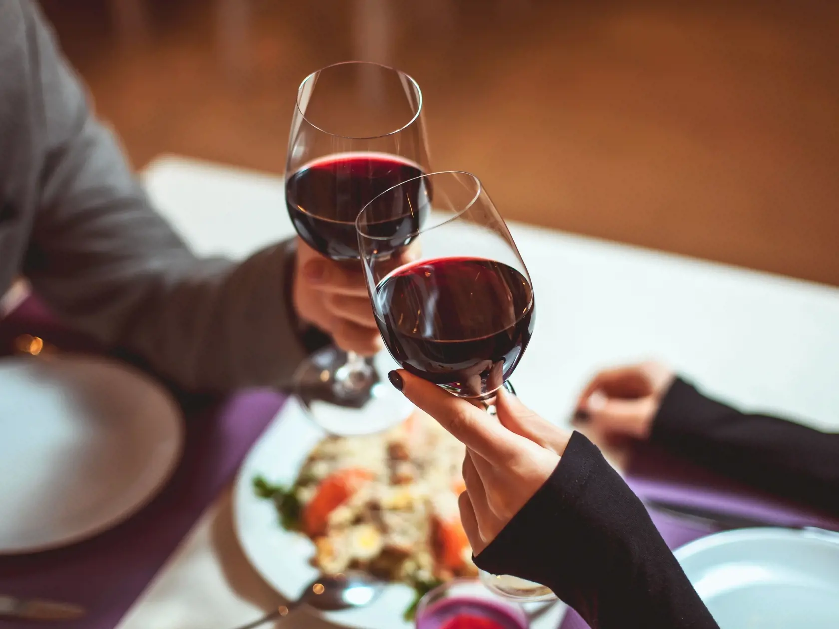 Červené víno má vraj vďaka antioxidantom chrániť naše srdce a cievy, znížiť riziko cukrovky typu 2 či mŕtvice a dokonca podporiť dlhovekosť. Prospešnosť poháru vína denne je podľa novej vedeckej štúdie len mýtus.