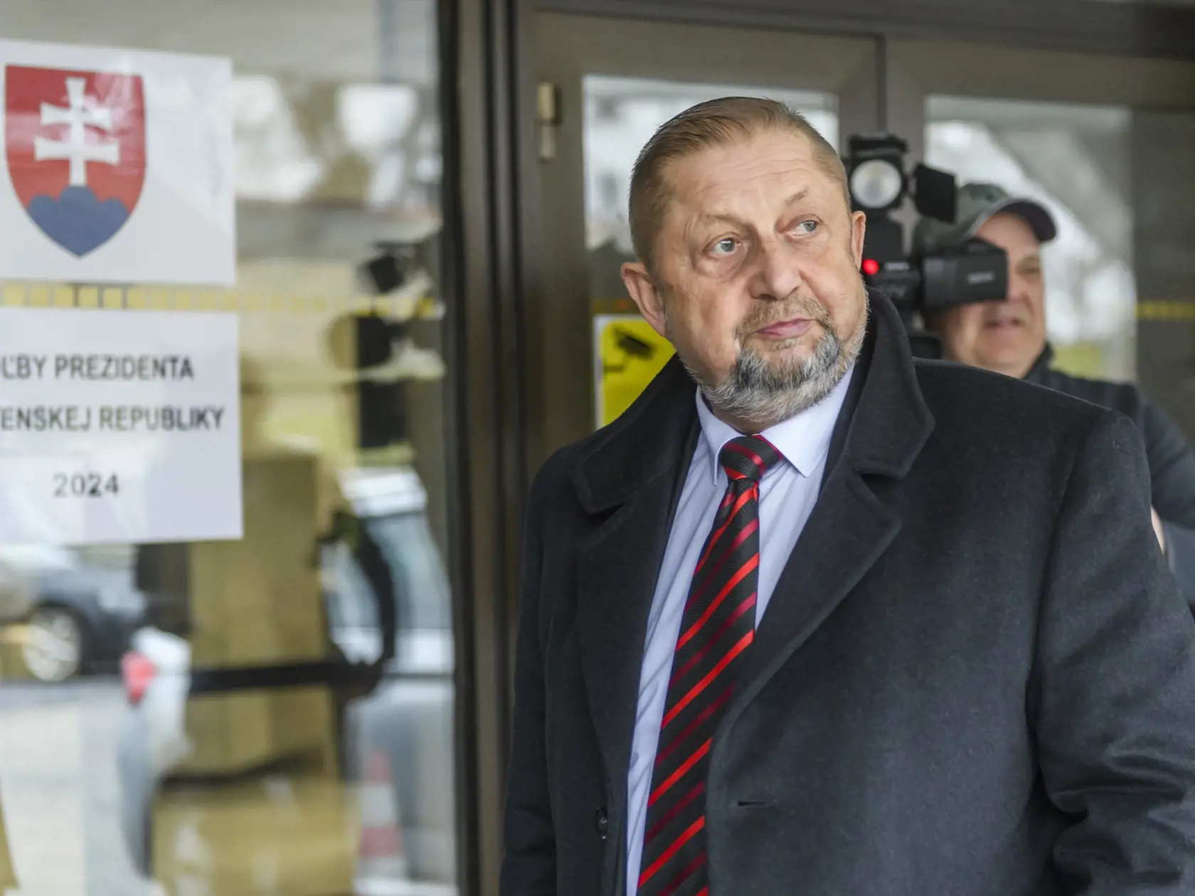 Na snímke kandidát na prezidenta SR Štefan Harabin počas odovzdania podpisov občanov na kandidatúru 26. januára 2024 v budove Národnej rady SR v Bratislave. FOTO TASR - Jaroslav Novák