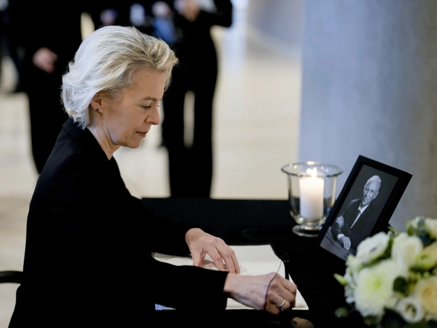 Na snímke  predsedníčka Európskej komisie Ursula von der Leyenová sa zapisuje do kondolenčnej knihy v nemeckom parlamente v Berlíne počas štátneho aktu na pamiatku zosnulého bývalého nemeckého ministra financií Wolfganga Schäubleho v pondelok 22. novembra 2024.