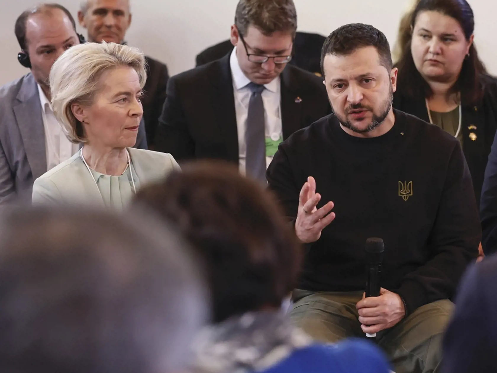 Ukrajinský prezident Volodymyr Zelenskyj (uprostred) a predsedníčka Európskej komisie Ursula von der Leyenová na zasadnutí Svetového ekonomického fóra (WEF) v Davose v utorok 16. januára 2024.