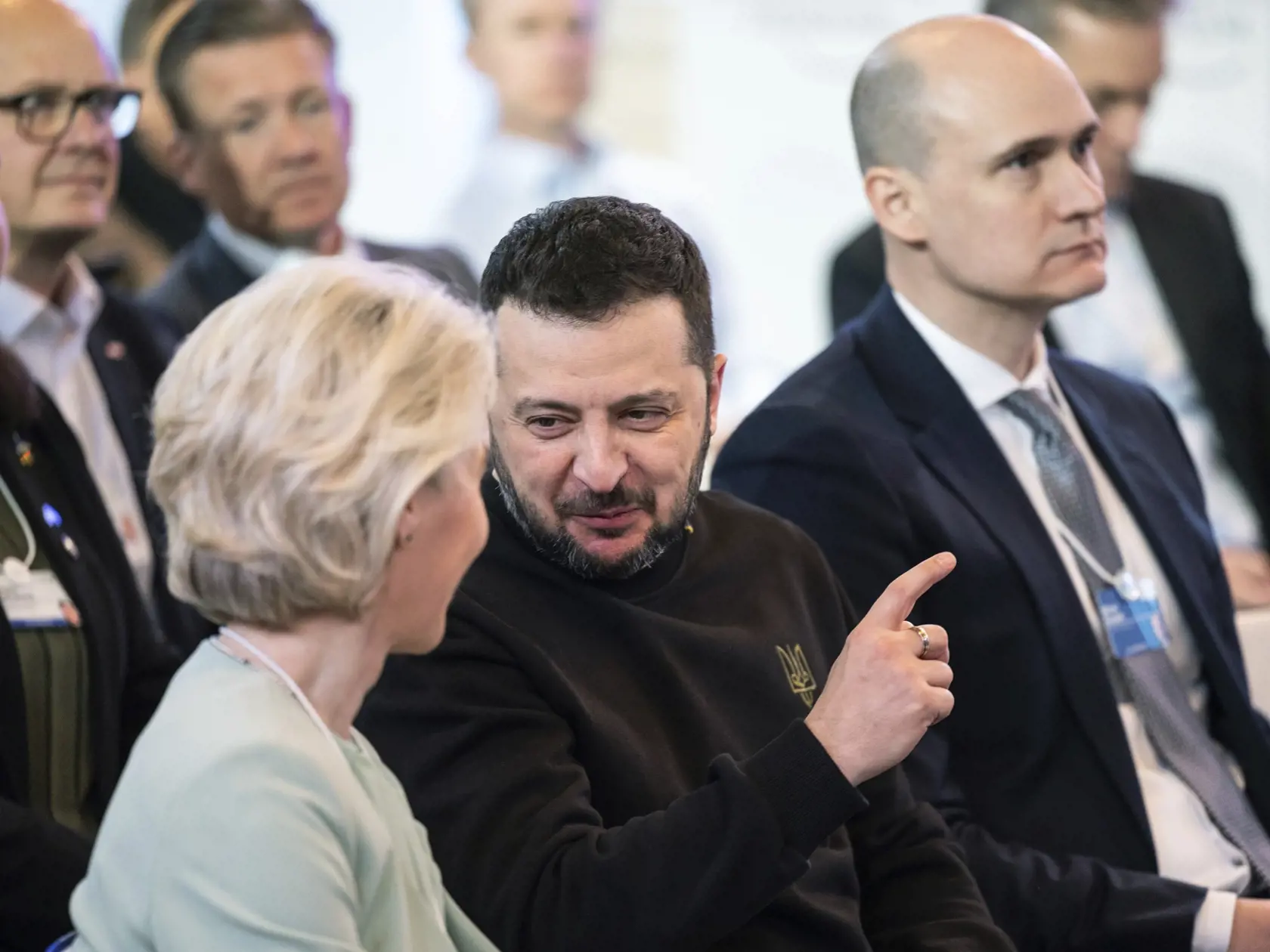 Ukrajinský prezident Volodymyr Zelenskyj (uprostred) a predsedníčka Európskej komisie Ursula von der Leyenová diskutujú na Svetovom ekonomickom fóre (WEF) vo švajčiarskom Davose v utorok 16. januára 2024.