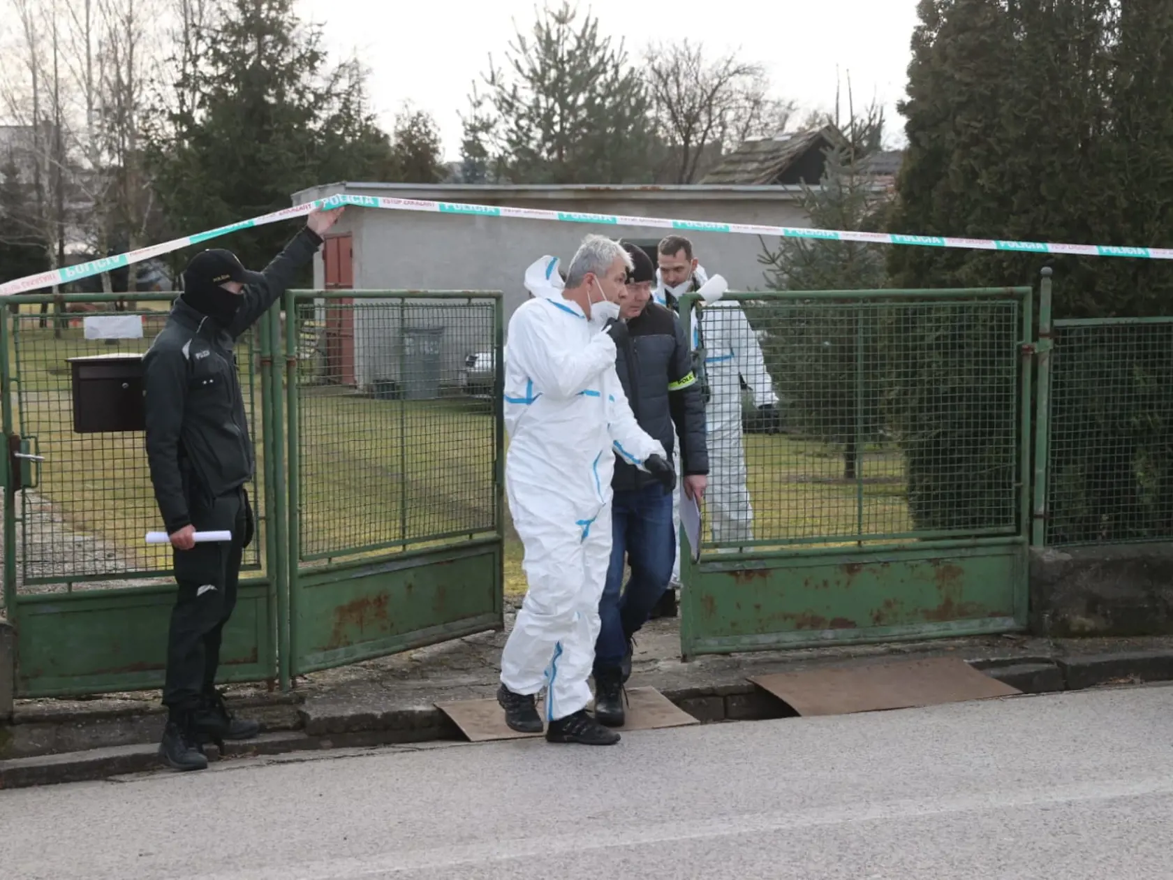 Na snímke polícia zasahuje pri rodinnom dome v Borskom Mikuláši, kde sa našli dve telá so strelnými poraneniami 26. januára 2024.