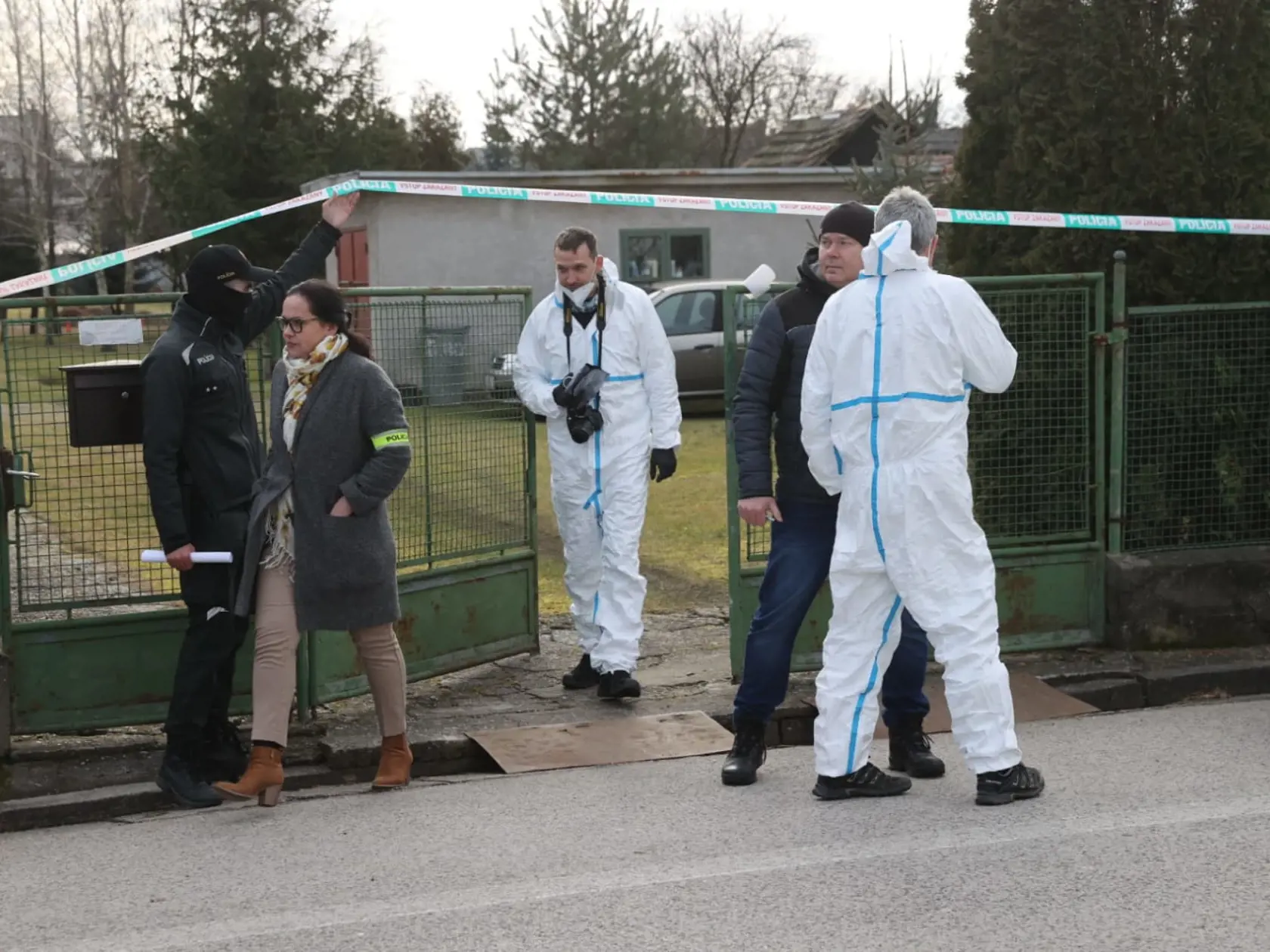 Na snímke polícia zasahuje pri rodinnom dome v Borskom Mikuláši, kde sa našli dve telá so strelnými poraneniami 26. januára 2024.