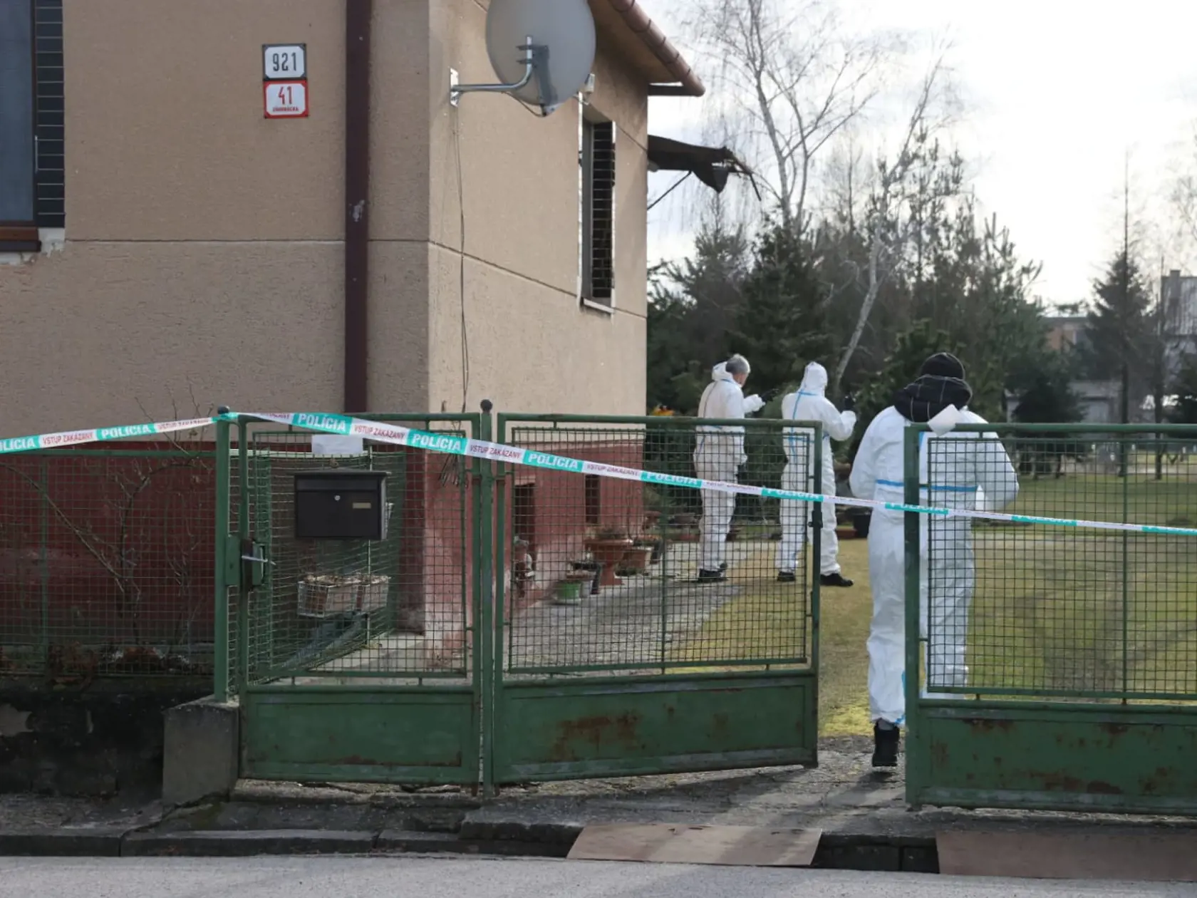 Na snímke polícia zasahuje pri rodinnom dome v Borskom Mikuláši, kde sa našli dve telá so strelnými poraneniami 26. januára 2024.