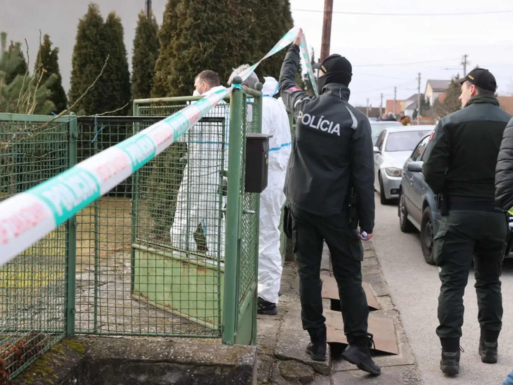 Na snímke polícia zasahuje pri rodinnom dome v Borskom Mikuláši, kde sa našli dve telá so strelnými poraneniami 26. januára 2024.