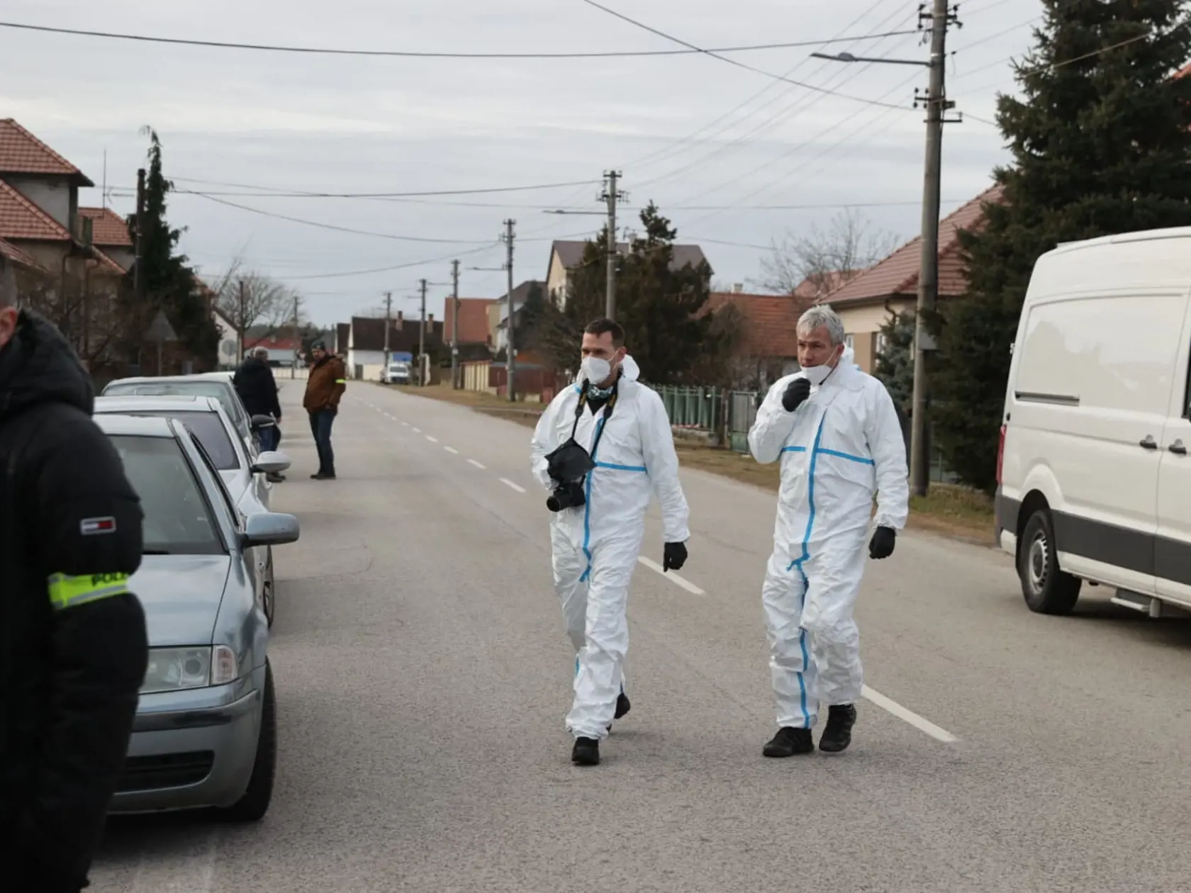 Na snímke polícia zasahuje pri rodinnom dome v Borskom Mikuláši, kde sa našli dve telá so strelnými poraneniami 26. januára 2024.