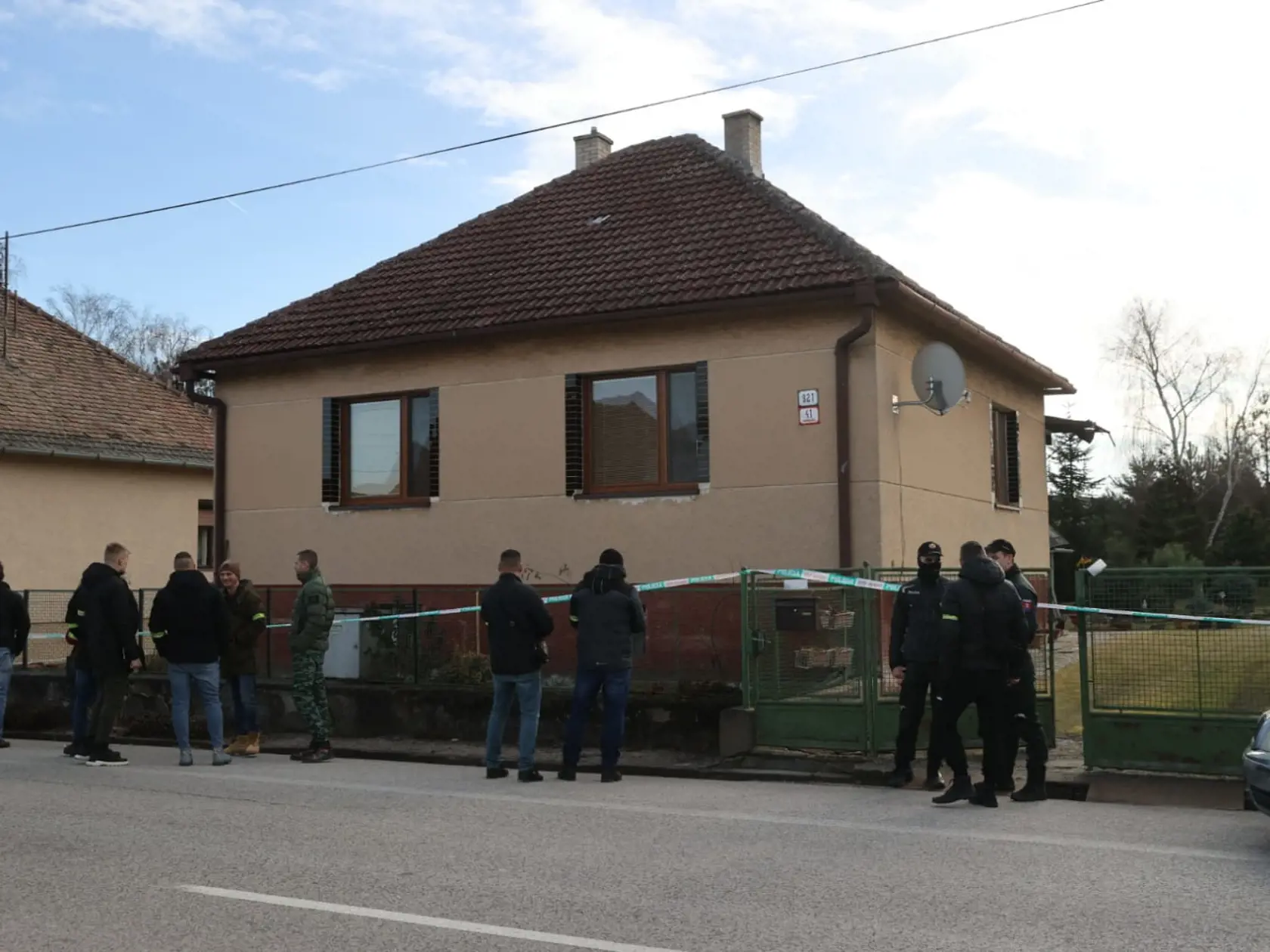 Na snímke polícia zasahuje pri rodinnom dome v Borskom Mikuláši, kde sa našli dve telá so strelnými poraneniami 26. januára 2024.