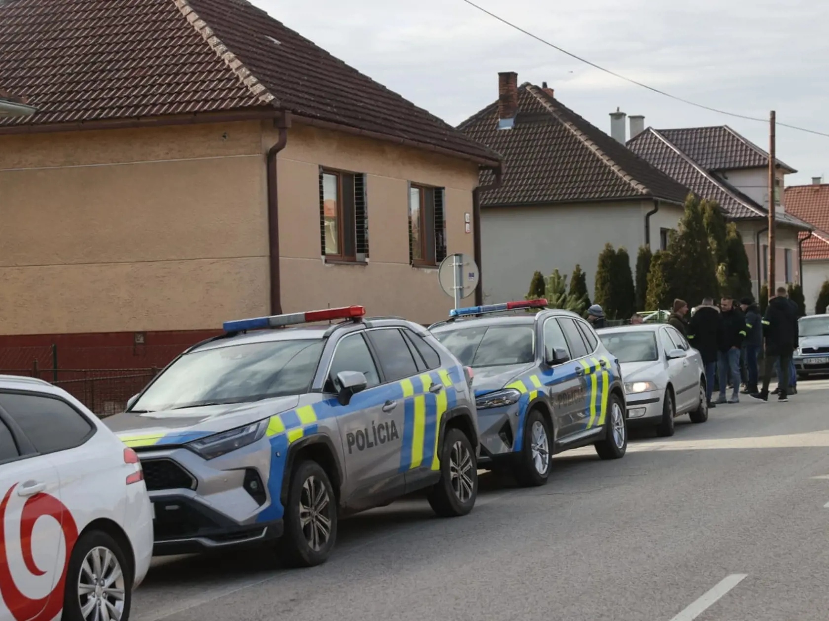 Na snímke polícia zasahuje pri rodinnom dome v Borskom Mikuláši, kde sa našli dve telá so strelnými poraneniami 26. januára 2024.
