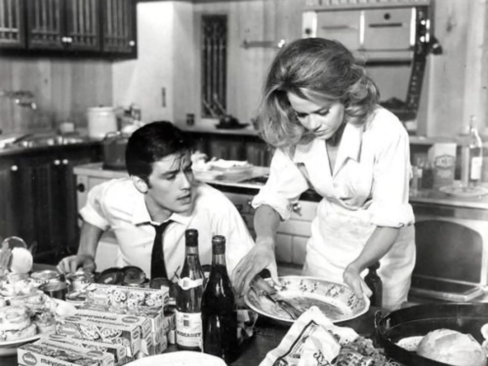 Alain Delon a Jane Fonda v kuchyni.