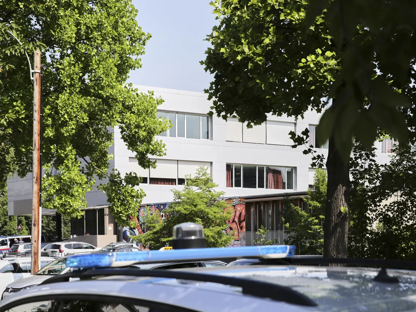 AZ9 Graz - Na snímke policajné auto stojí pred budovou strednej školy, kde sa odohrala streľba v rakúskom meste Graz v utorok 10. júna 2025. Najmenej desať osôb v utorok zahynulo a dvojciferný počet ďalších je zranených po streľbe na strednej škole v rakúskom meste Graz. Podľa polície sa streľba ozvala okolo 10.00 h, v škole na ulici Dreierschuetzengasse bol spustený poplach a budovu evakuovali. Páchateľ údajne strieľal v dvoch triedach a následne spáchal samovraždu na jednej z toaliet. FOTO TASR/AP


A police car stand in front of a school building after shooting at the school in Graz, Austria, Tuesday, June 10, 2025. (AP Photo/Heinz-Peter Bader)