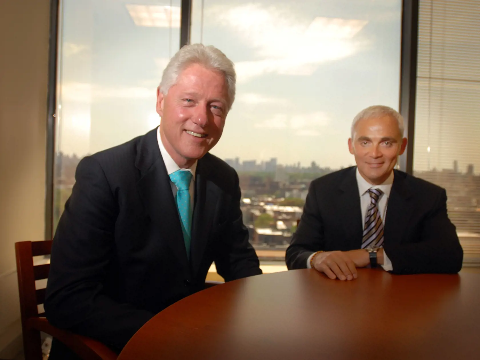 Frank Giustra je známy svojimi väzbami na politickú rodinu Clintonovcov.