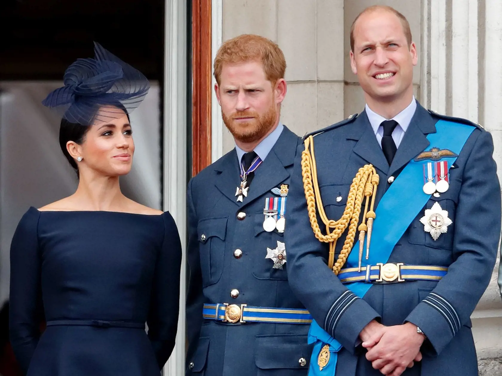 Zľava: Vojvodkyňa Meghan, princ Harry a princ William
