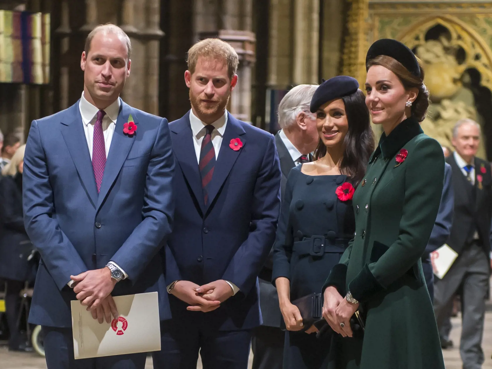 Zľava: Princovia William a Harry s manželkami Meghan a Kate