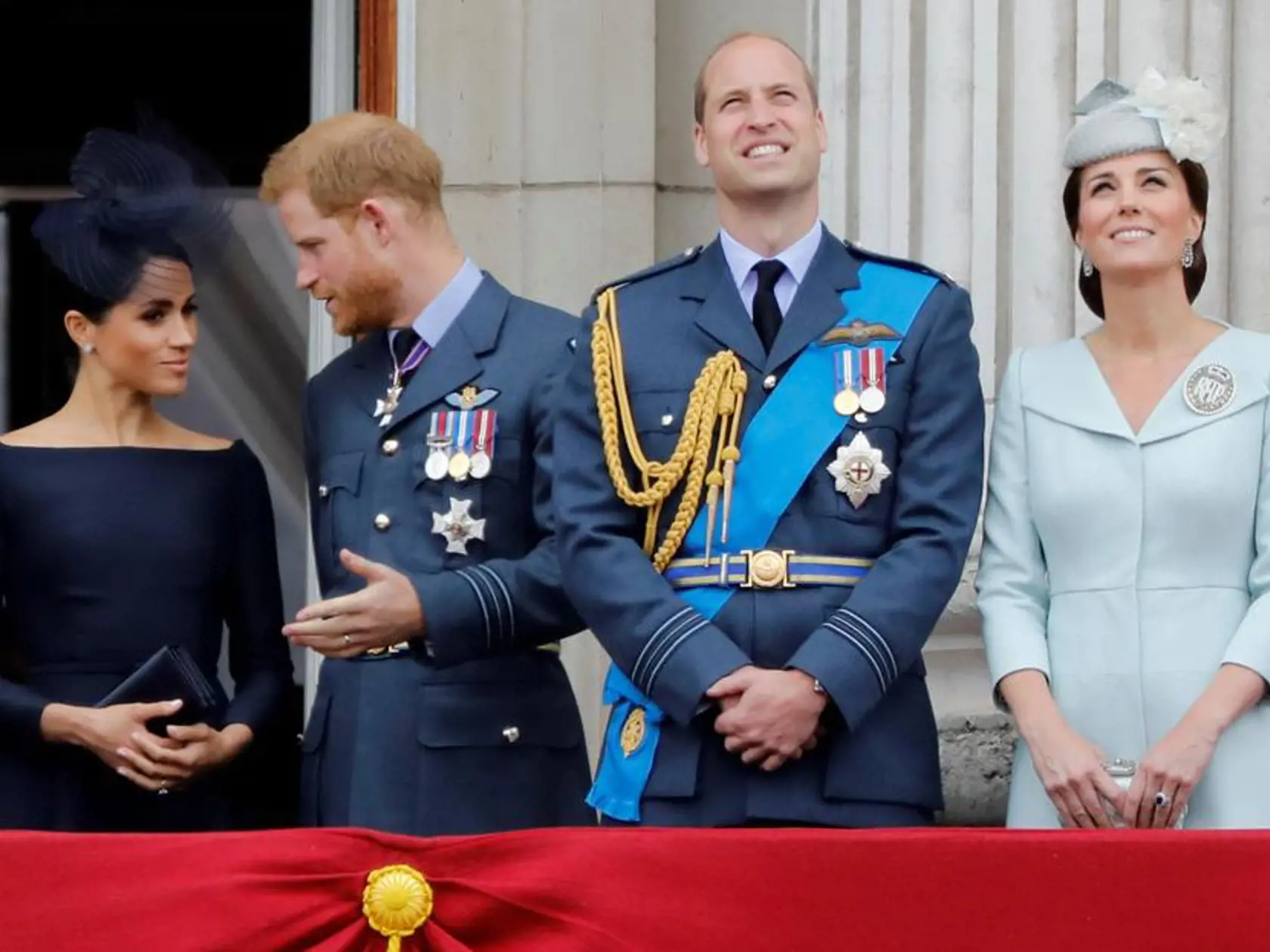 Princ William, druhý sprava, je rozhodnutím brata Harryho, zľava, veľmi sklamaný.