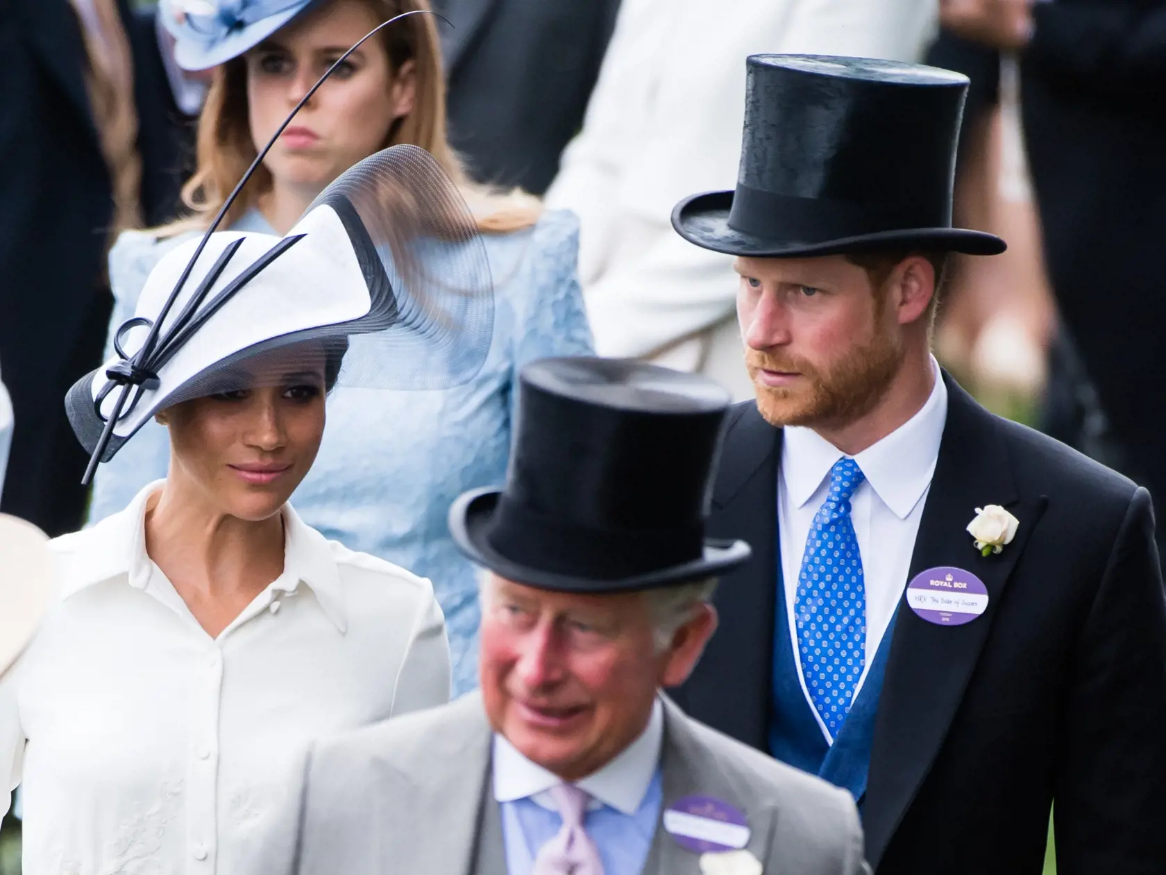 Vojvodkyňa Meghan (vľavo), v strede princ Charles a vpravo princ Harry.
