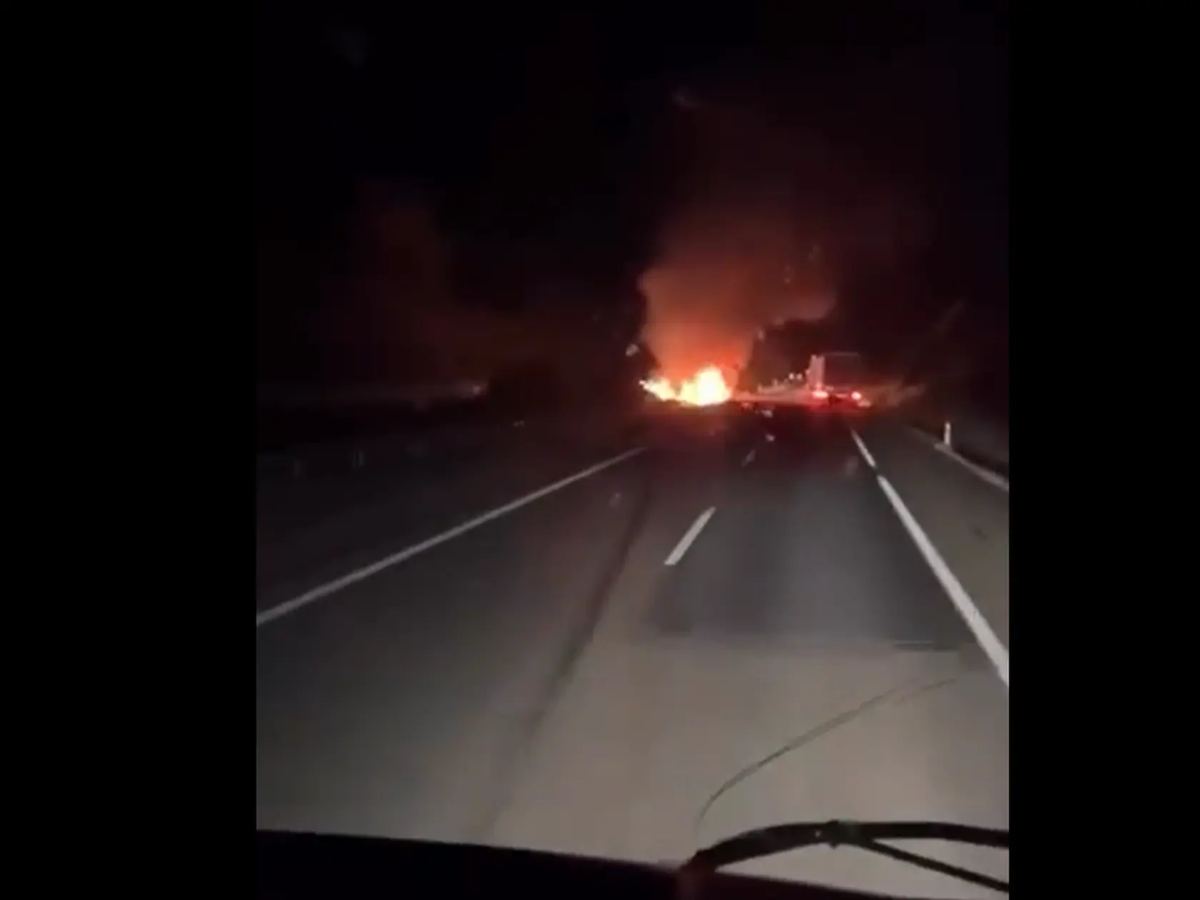 Z nočných záberov na horiace Jotovo auto sa tisnú slzy do očí.