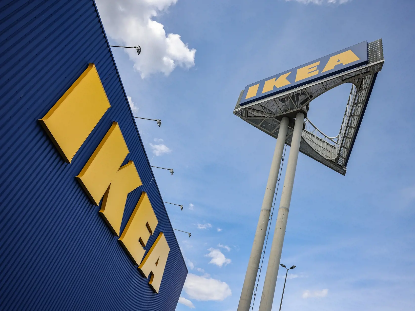 Zákazníci, ktorí vlastnia niektorý z výrobkov v zozname, by mali takýto výrobok okamžite prestať používať a kontaktovať IKEA so žiadosťou o vrátenie celej sumy.