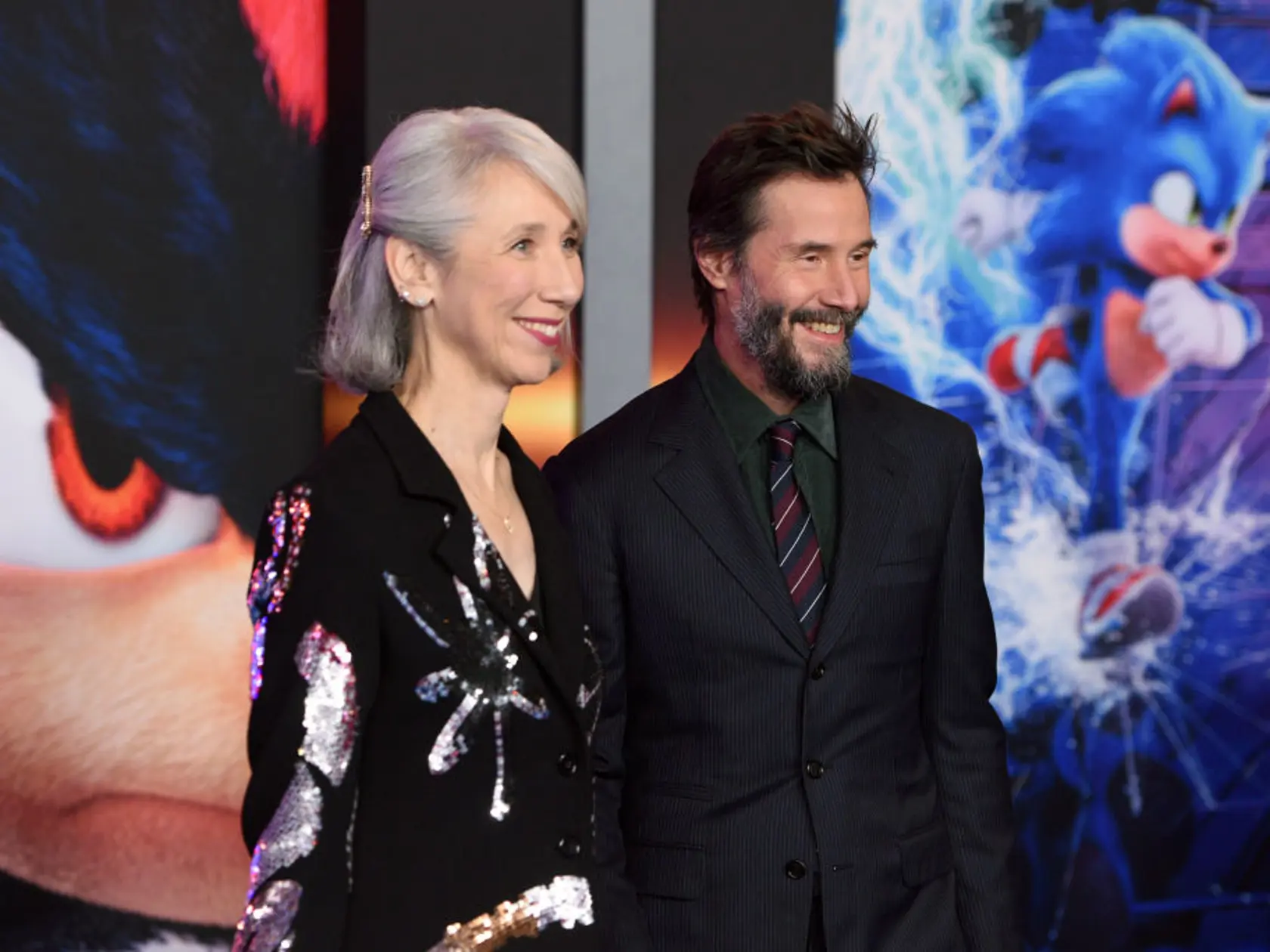 Keanu Reeves na premiére filmu Ježko SONIC 3 s partnerkou Alexandrou Grant. On mal oblek, ona metalické šaty. Stále vyzerajú zamilovane. 