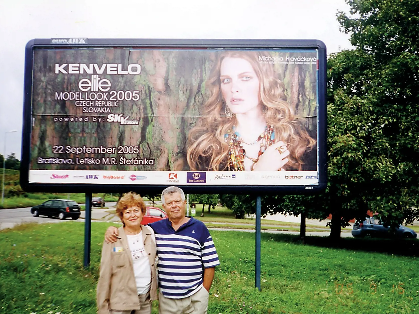 Herec Oldo Hlaváček s manželkou pred billboardom, na ktorom je vnučka modelka Michaela Hlaváčková.