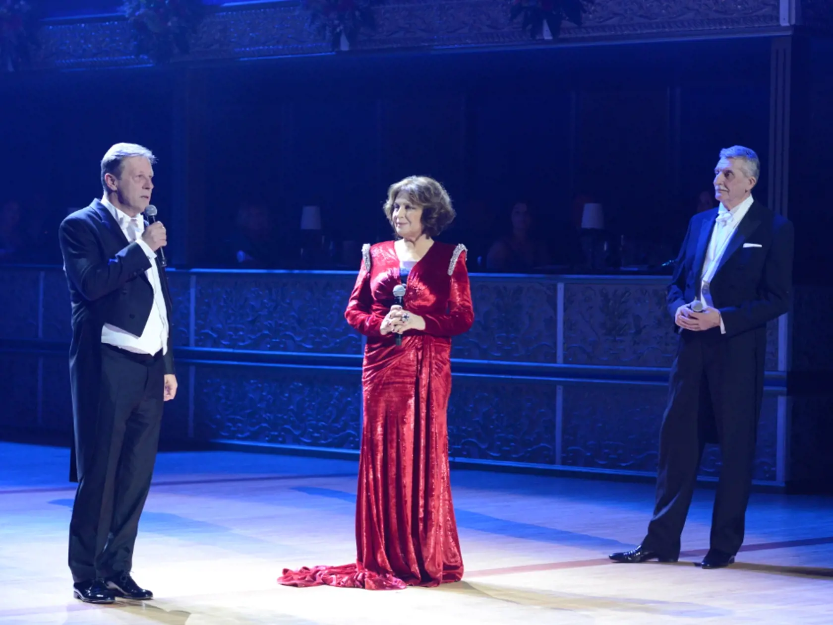 Emília Vášáryová. Vedľa nej Pavol Lančarič a Martin Huba.