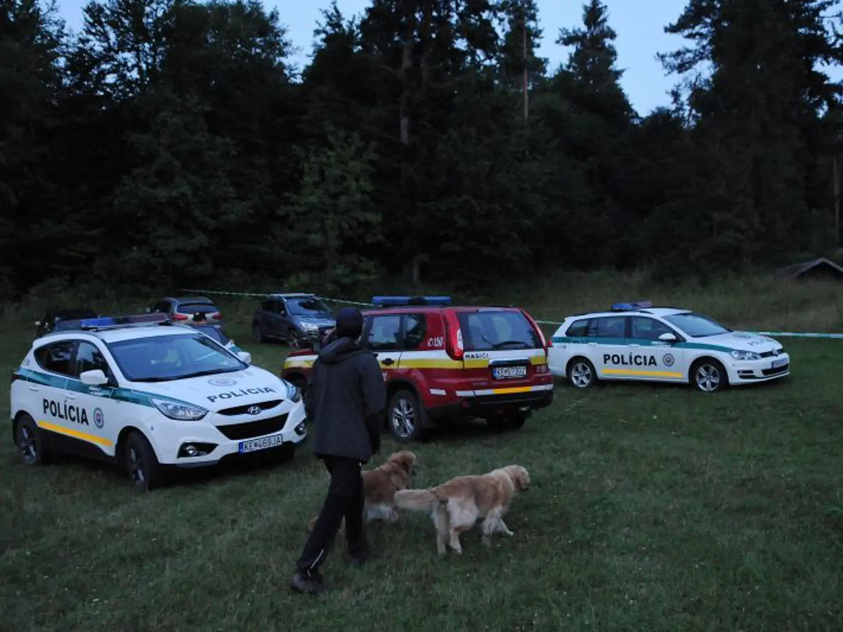 Na mieste nešťastia sú hasiči aj polícia
