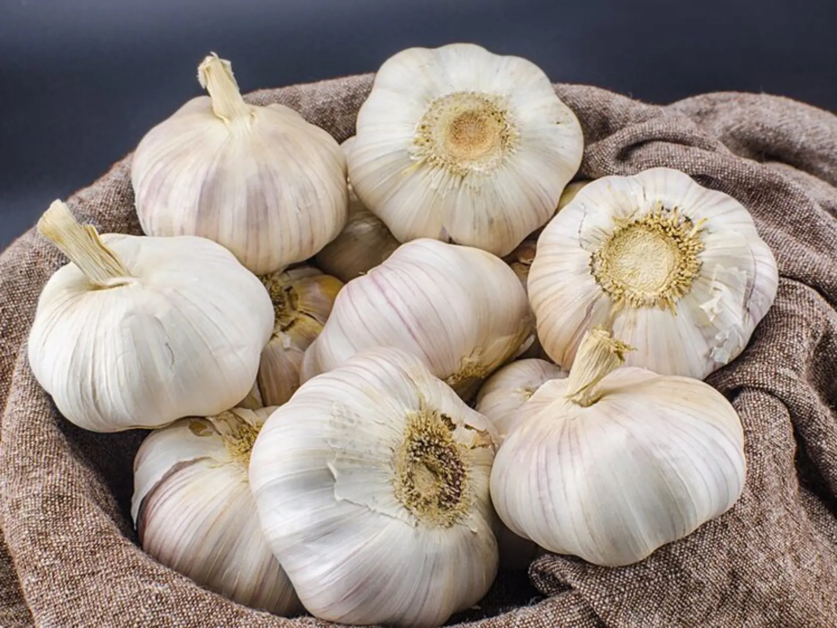 Do chladničky nevkladajte ani cesnak, pretože vo vlhkom prostredí môže začať oveľa rýchlejšie hniť.