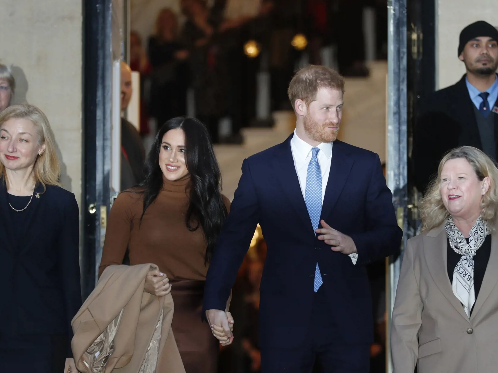 Prvé kráľovské povinnosti Meghan a princa Harryho v tomto roku. Spoločne navštívili Kanadský dom v Londýne. Práve v Kanade trávili ako rodina vianočné sviatky. Reč tela vojvodkyne a vojvodu zo Sussexu naznačovala, že sú si oporou.