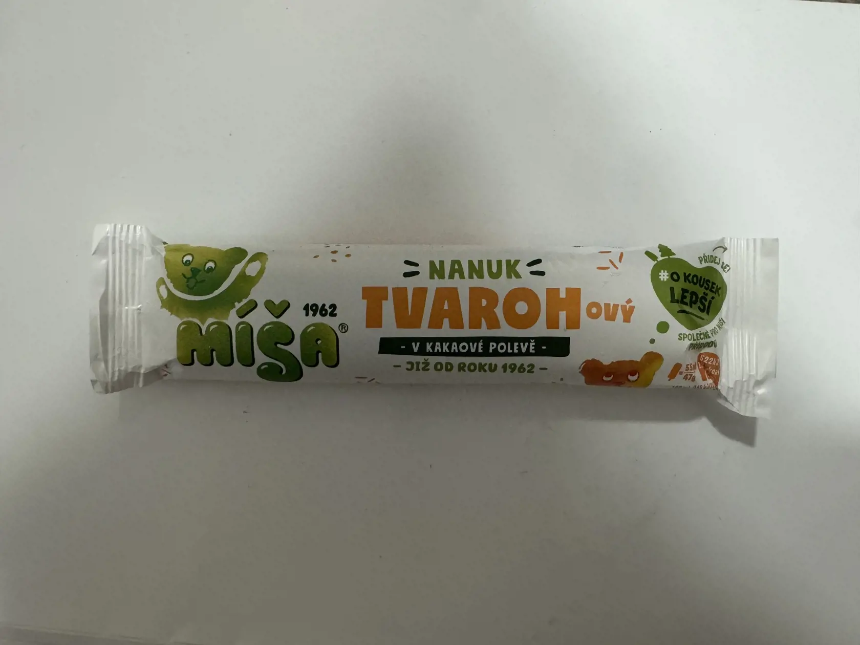 2. Míša tvarohový 1,19 € = Hlavnou zložkou nanuku je tvaroh, čo je super. Ďalej v zložení nachádzame kokosový tuk, cukor, kakao, srvátku, smotanu, sušené mlieko, čo nie je úplne najhoršie zloženie. Nanuk obsahuje 4 éčka, síce s nízkym skóre škodlivosti, ale ja by som radšej uprednostnila domáci tvarohový nanuk bez éčok.