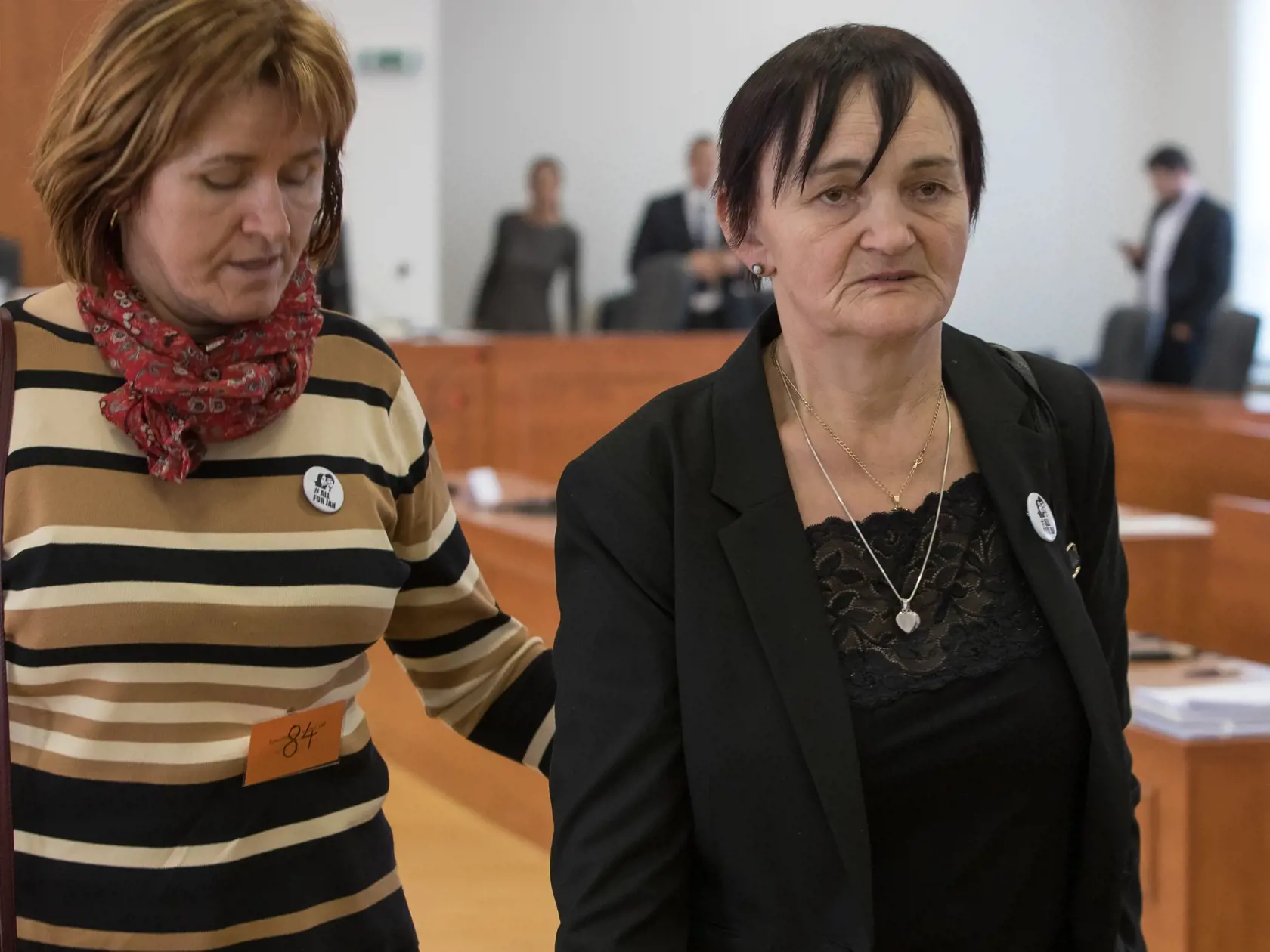 Prvé pojednávanie na Špecializovanom trestnom súde v Pezinku vo veci vraždy investigatívneho novinára Jána Kuciaka a jeho snúbenice Martiny Kušnírovej. Na snímke vpravo je Jana Kuciaková, matka Jána Kuciaka.