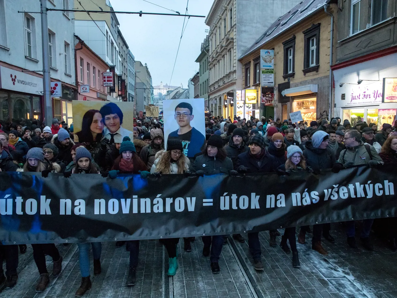 V Bratislave sa uskutočnil apolitický spomienkový pochod za zavraždeného investigatívneho novinára Jána Kuciaka a jeho priateľku Martinu Kušnírovú. Pochodu sa zúčastnilo niekoľko tisíc ľudí. Medzi nimi aj množstvo známych osobností. Pochody s rovnakým posolstvom absolvovala v tom istom čase verejnosť v ďalších približne 20tich mestách po celom Slovensku. 