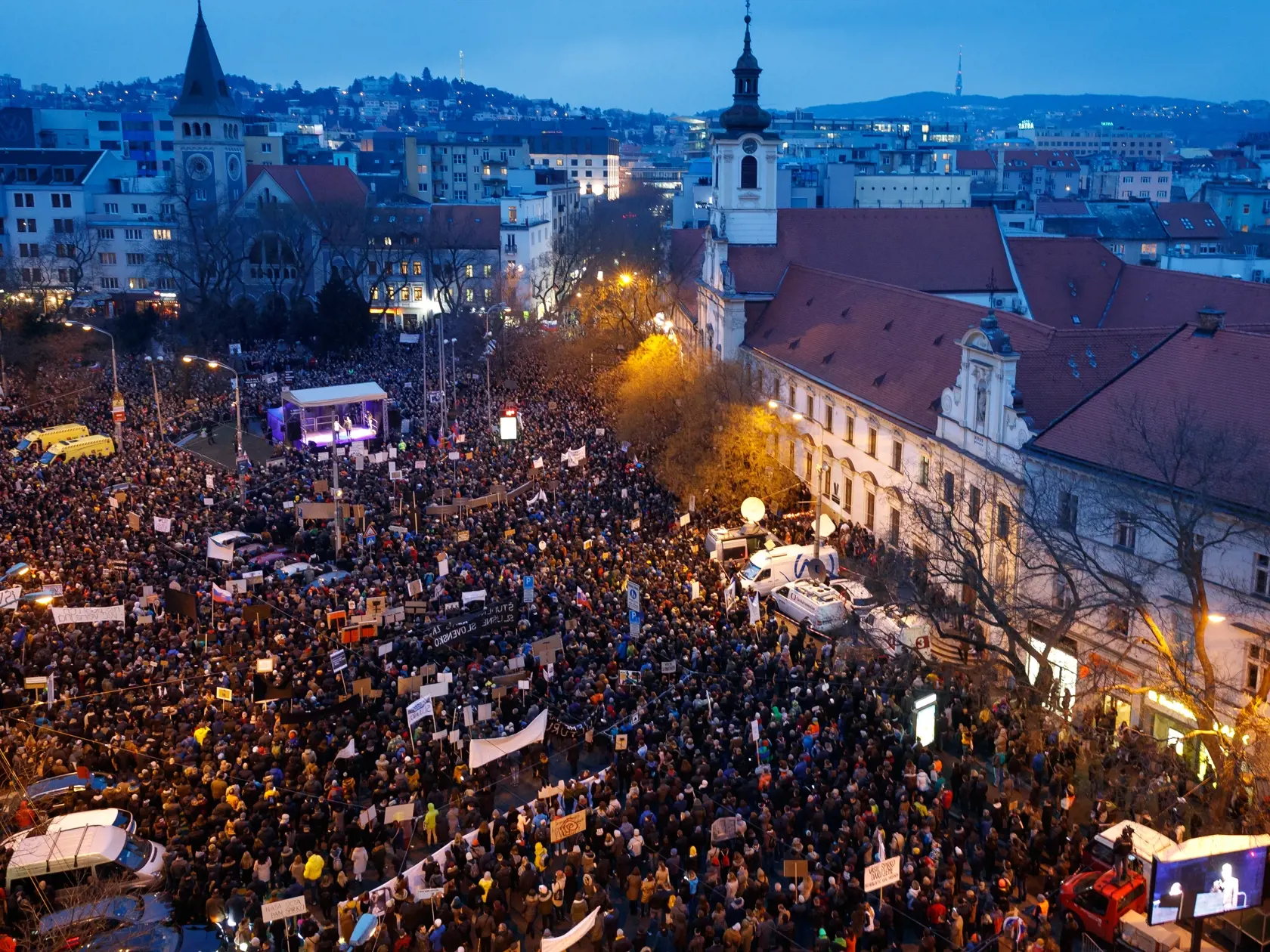 V desiatkach slovenských miest, ale i svetových metropol sa opäť konali zhromaždenia pod názvom Za slušné Slovensko. V Bratislave vyšlo do ulíc niekoľko tisíc ľudí.