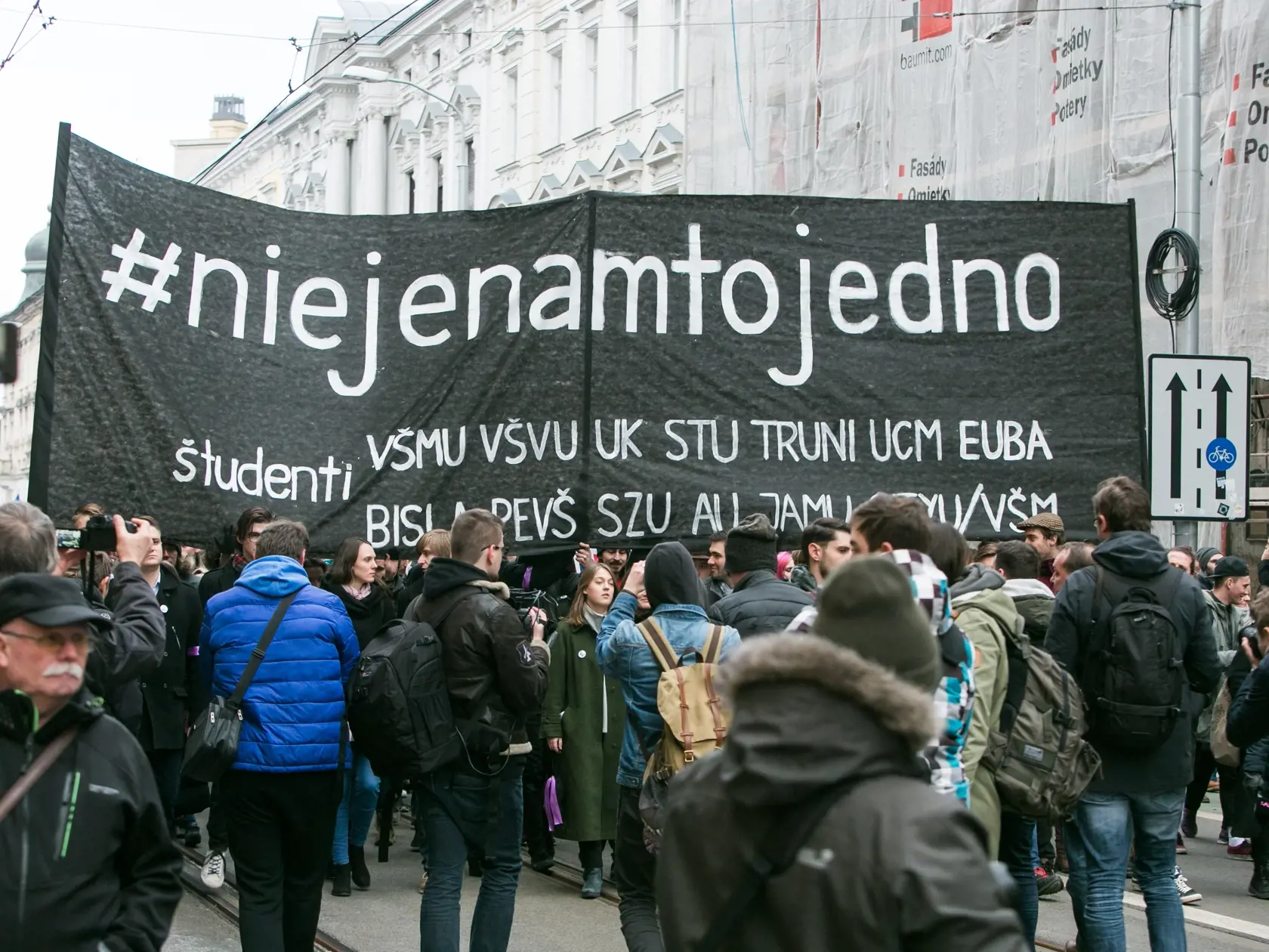 Tichým pochodom si vysokoškolský študenti zapálením sviečky uctili zavraždených Jána Kuciaka a Martinu Kušnírovú. Spolu s verejnosťou začali pochod na Šafárikovom Námestí, odkial pokračovali na námestie Snp. Po príhovore študentov sa skupina ludí presunula k budove Národnej rady SR, kde pokračovala v skandovaní a demonštrovaní voči súčastnej vláde.