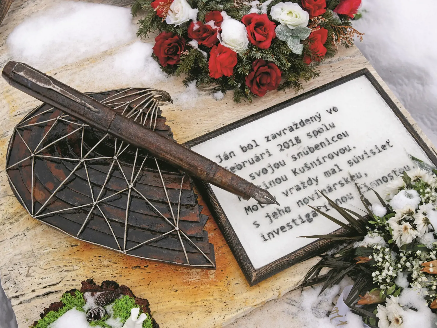Spomienka na zavraždeného investigatívneho novinára Jána Kuciaka a jeho snúbenicu Martinu Kušnírovú, ktorú pred rokom zavraždili v ich dome vo Veľkej Mači. Na snímke je hrob Jána Kuciaka v obci Štiavnik.