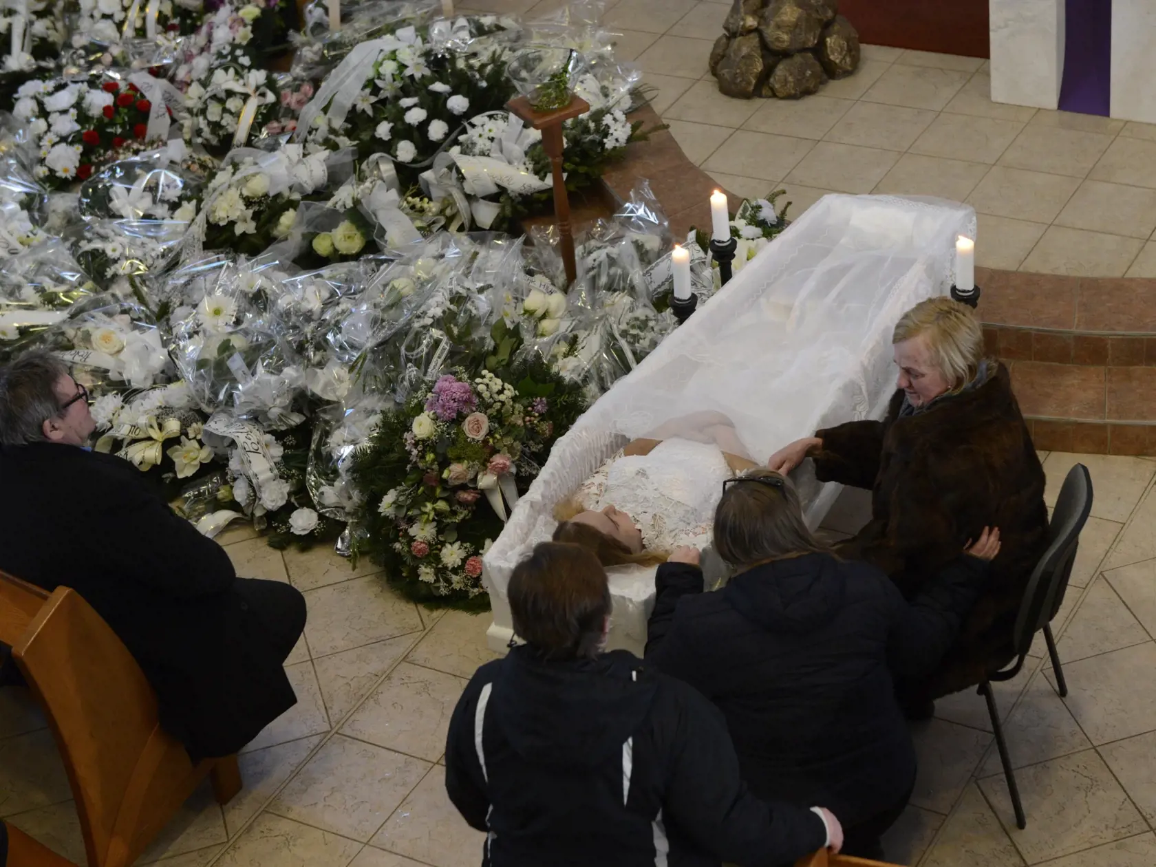 Posledná rozlúčka s Martinou Kušnírovou v obci Gregorovce pri Prešove 2. marca 2018. Martina Kušnírová bola zavraždená spolu s novinárom Jánom Kuciakom v obci Veľká Mača v okrese Galanta. Na snímke mama Zlatica Kušnírová sa lúči s dcérou Martinou vo svadobných šatách pred zatvorením rakvy.