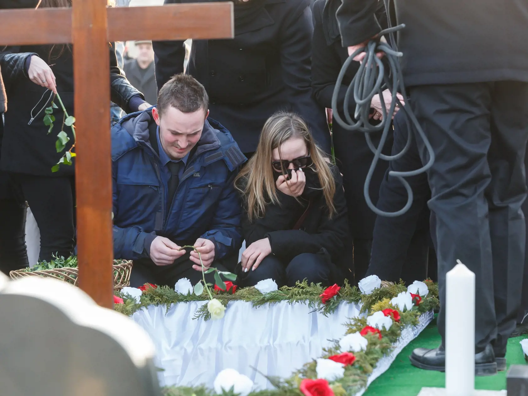 Posledná rozlúčka s novinárom Jánom Kuciakom. Na fotke Jánovi súrodenci Mária a Jozef.