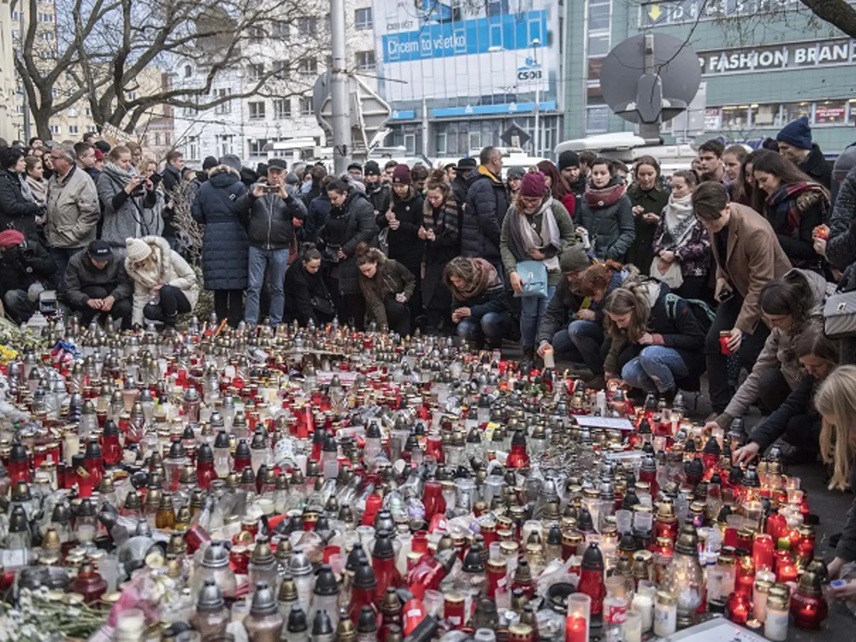 Na snímke účastníci tichého pochodu študentov a slušných ľudí, ktorý sa začal na Šafárikovom námestí a pokračoval na Námestie SNP. Pochod sa konal na pamiatku zavraždeného novinára Jána Kuciaka a jeho priateľky, archeologičky Martiny Kušnírovej. V Bratislave 23. marca 2018.