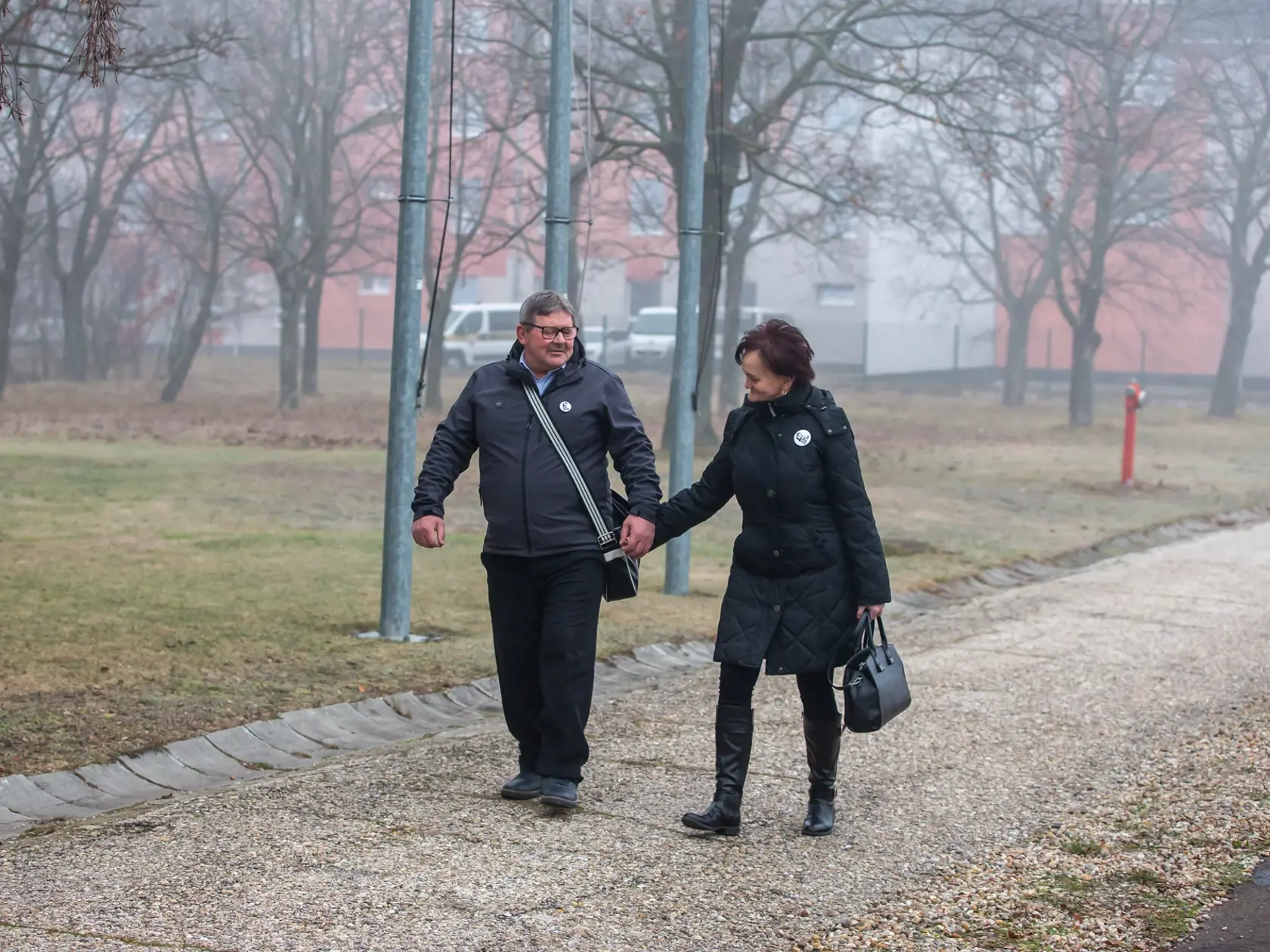 Prvé pojednávanie na Špecializovanom trestnom súde v Pezinku vo veci vraždy investigatívneho novinára Jána Kuciaka a jeho snúbenice Martiny Kušnírovej. Na súd prichádzajú rodičia zavraždeného novinára Jozef a Janka Kuciakovci.