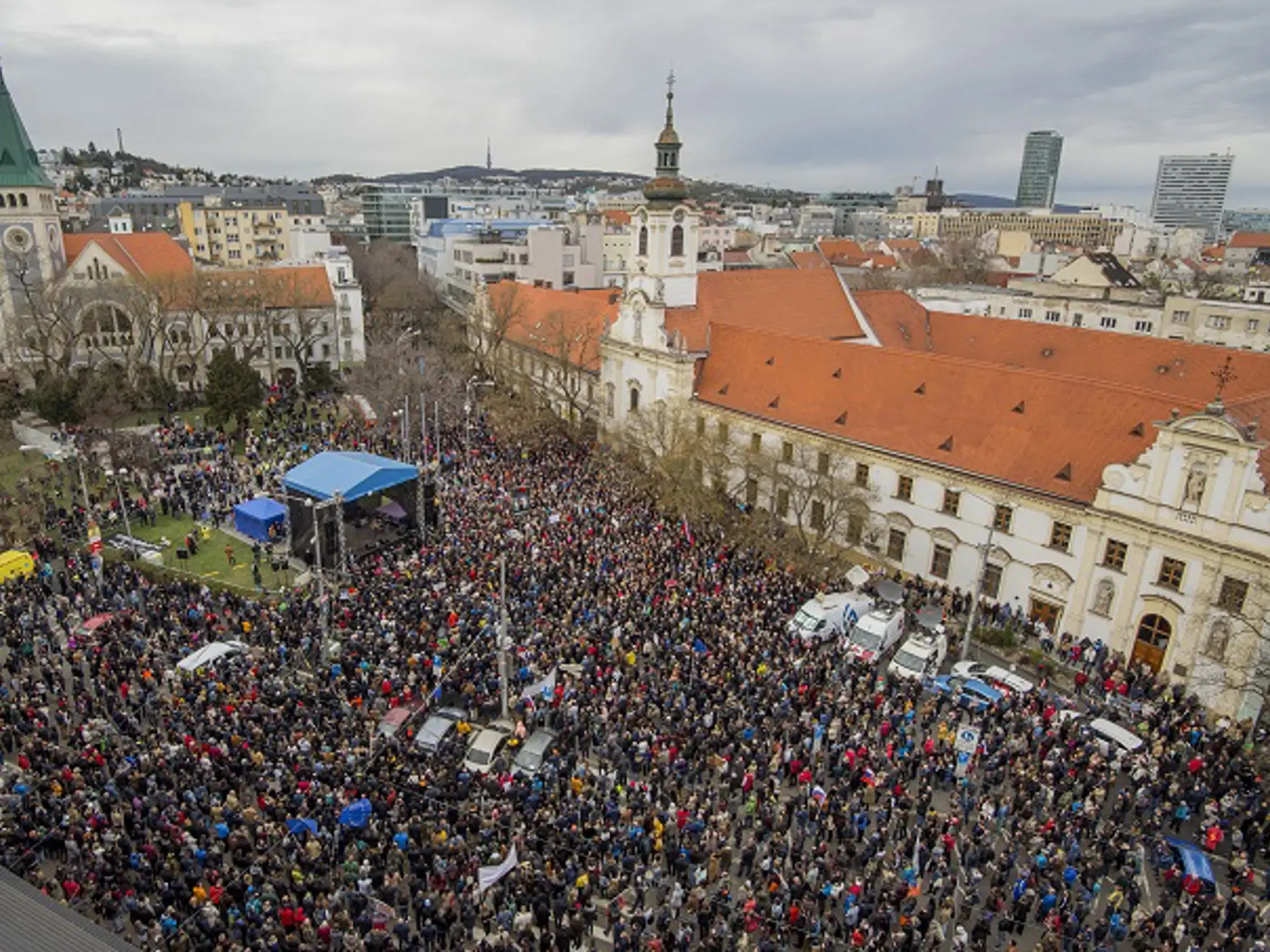 Na snímke protestné zhromaždenie Za slušné Slovensko na Námestí SNP v Bratislave 5. apríla 2018. FOTO TASR – Michal Svítok 