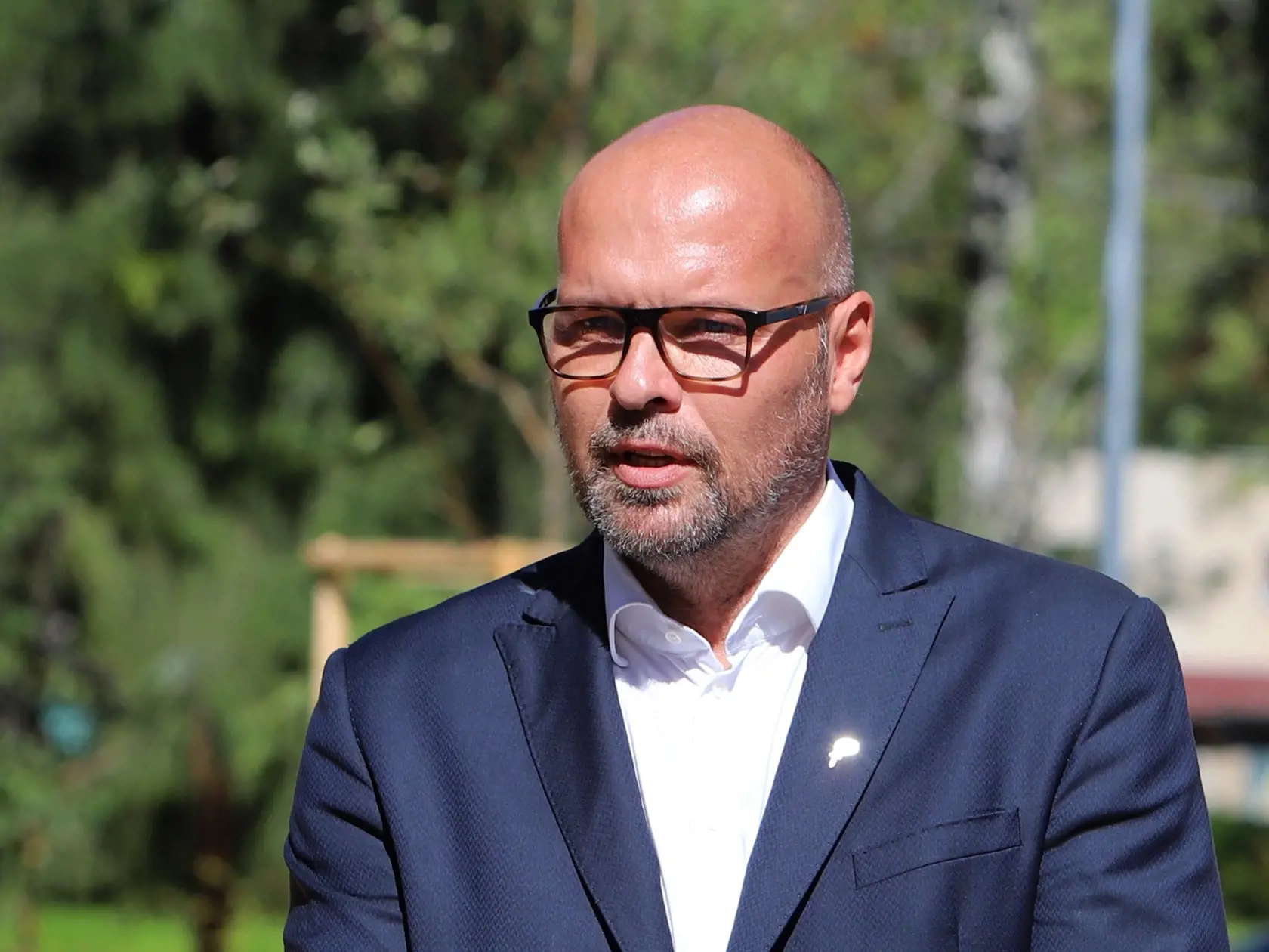 Oficiálne ohlásenie kandidatúry poslanca mestského zastupiteľstva Daniela Karasa na post primátora mesta Banská Bystrica. Svojou účasťou ho podporili aj predseda strany SMER – sociálna demokracia Robert Fico, kandidát na post predsedu Banskobystrického samosprávneho kraja, Adrian Polóny a ďalší predstavitelia strany SMER-SD a poslanci mestského zastupiteľstva. Na snímke Daniel Karas počas tlačovej konferencie, na ktorej oznámil svoju kandidatúru v Banskej Bystrici 9. septembra 2022. FOTO TASR - 