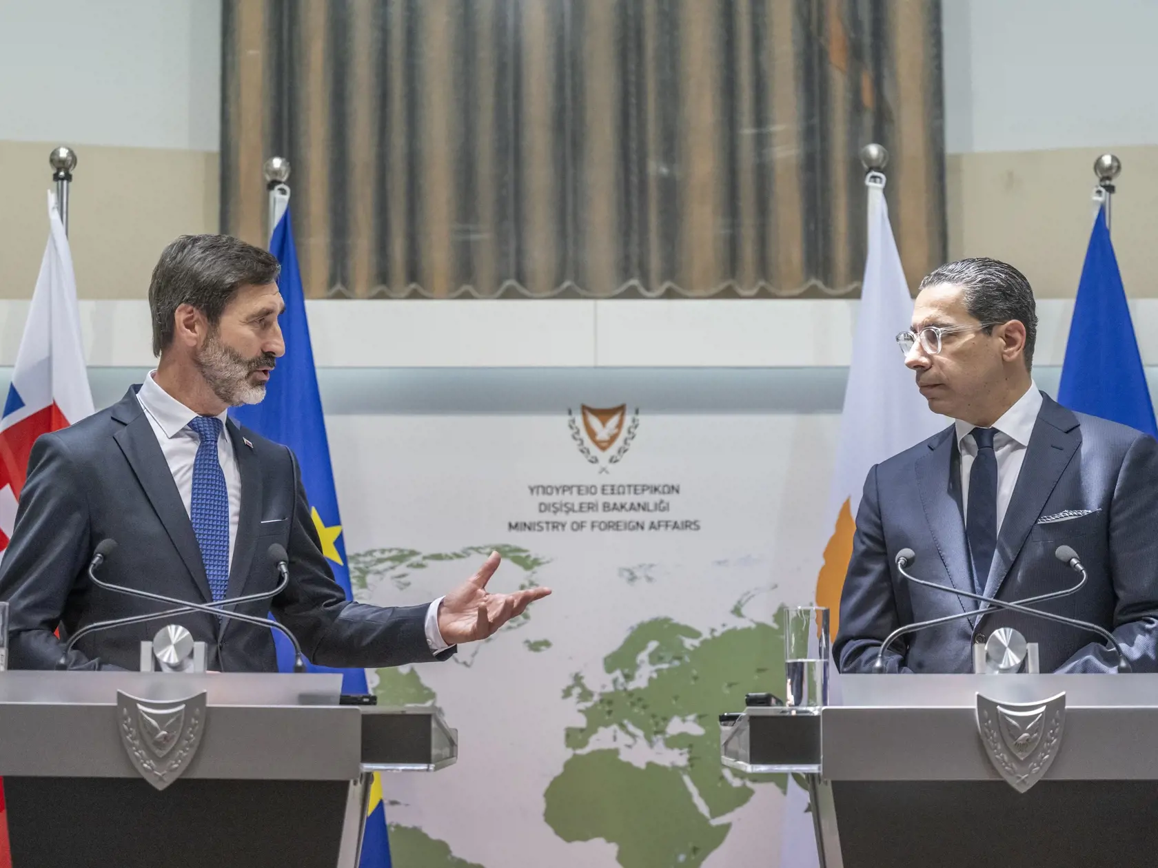 Na snímke zľava minister zahraničných vecí a európskych záležitostí (MZVEZ) SR Juraj Blanár a minister zahraničných vecí Cyperskej republiky Constantinos Kombos počas spoločnej tlačovej konferencie v Nikózii vo štvrtok 9. mája 2024. Šéf slovenskej diplomacie odcestoval v stredu vo večerných hodinách na oficiálnu návštevu Cypru. FOTO TASR - Martin Baumann