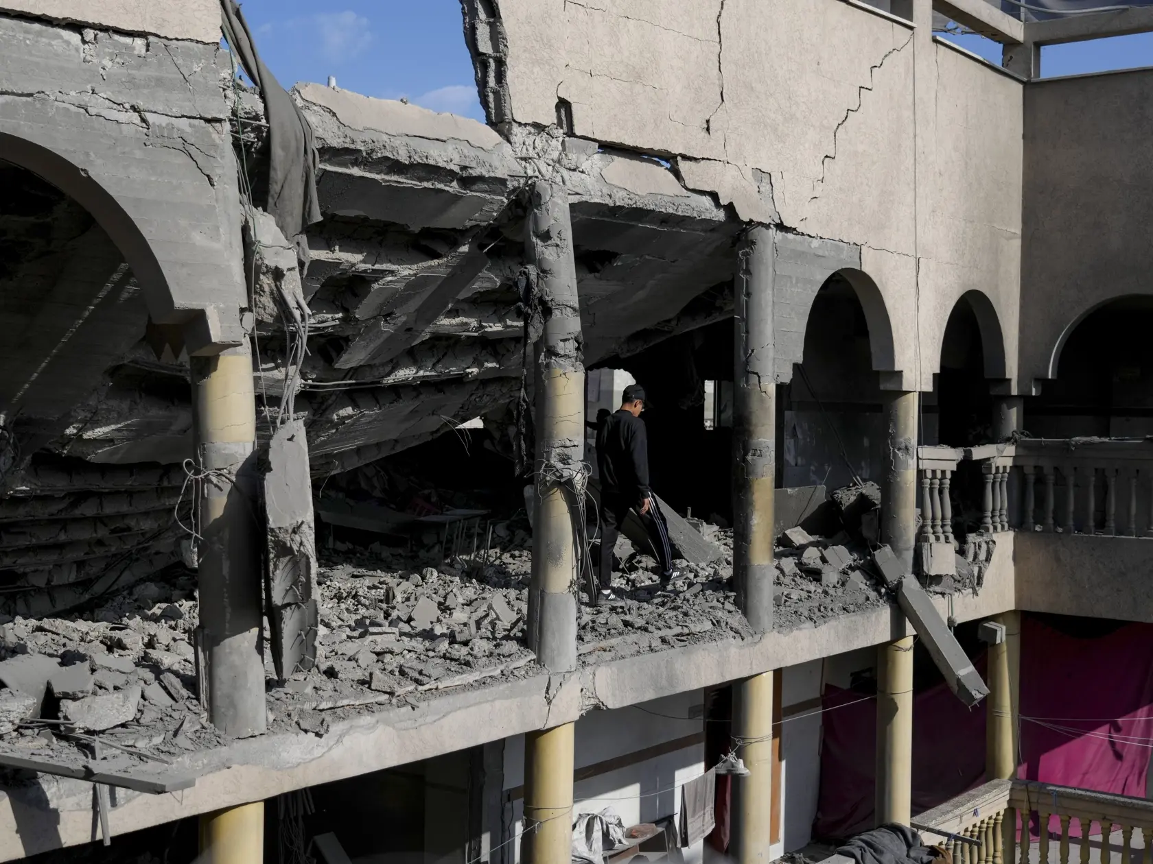 Palestínčania skúmajú trosky budovy zničenej školy Al-Tabi'in po izraelskom leteckom útoku na centrálne Pásmo Gazy 18. marca 2025. Počet obetí izraelských útokov v Pásme Gazy stúpol na viac ako 400, informovalo v utorok ministerstvo zdravotníctva pod správou palestínskeho militantného hnutia Hamas. Ďalších vyše 560 ľudí utrpelo zranenia a Červený kríž varoval pred preťažením zdravotníckych zariadení v enkláve. Hamas z útokov viní podporu Spojených štátov pre Izrael.