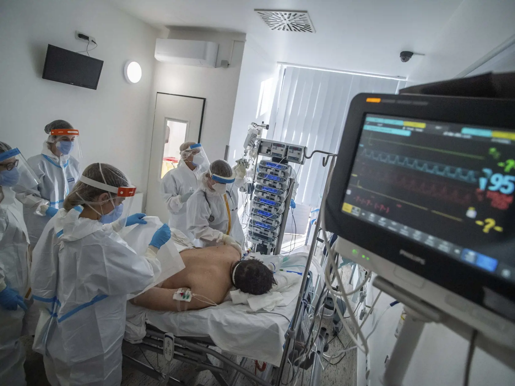 O 500 až 600 sestier menej pracuje v nemocniciach každý rok. Sestry odchádzajú najmä z dôvodu dovŕšenia dôchodkového veku, ale aj pre náročnosť práce za nízke ohodnotenie. Vyše 100 ich každý rok odíde pracovať do zahraničia, najmä do Česka a Rakúska. Už do pár rokov tak môže byť situácia v nemocniciach neúnosná.