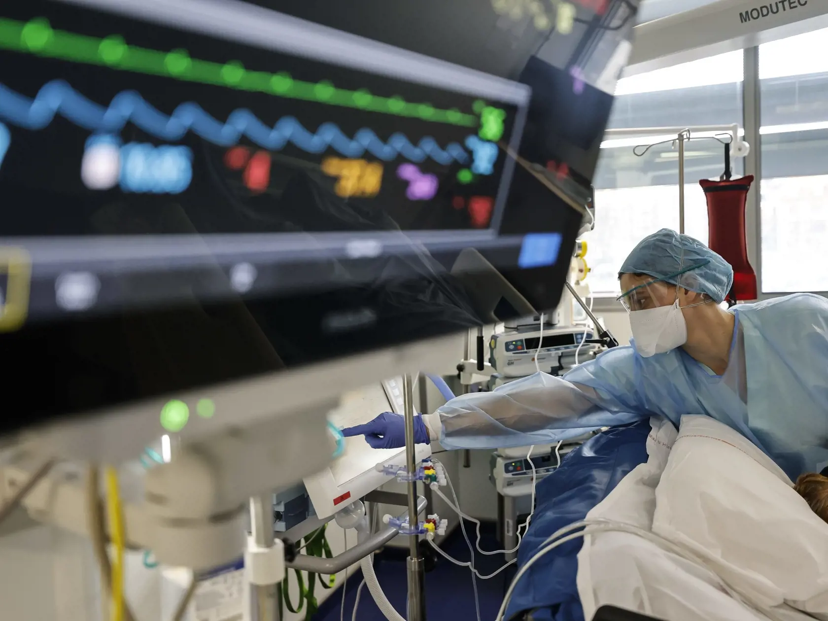 O 500 až 600 sestier menej pracuje v nemocniciach každý rok. Sestry odchádzajú najmä z dôvodu dovŕšenia dôchodkového veku, ale aj pre náročnosť práce za nízke ohodnotenie. Vyše 100 ich každý rok odíde pracovať do zahraničia, najmä do Česka a Rakúska. Už do pár rokov tak môže byť situácia v nemocniciach neúnosná.