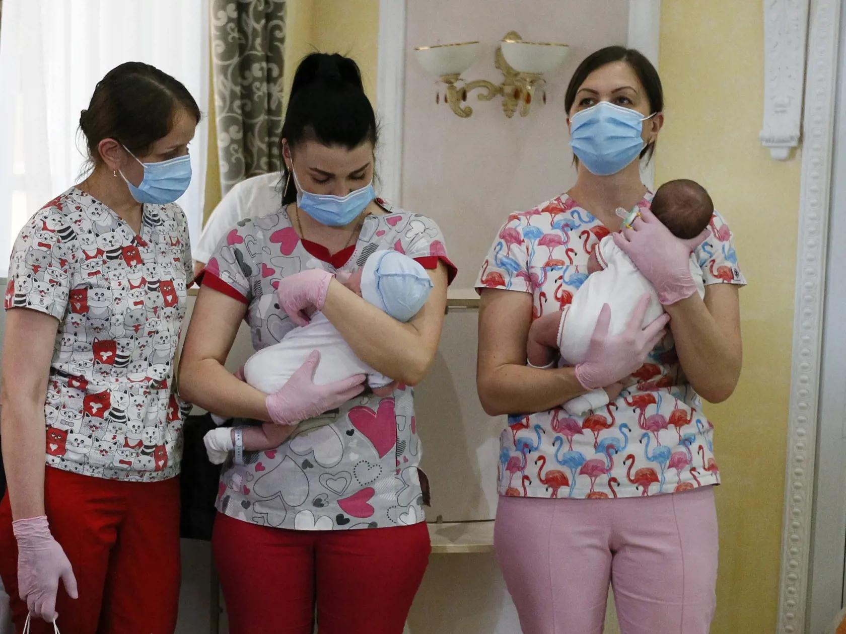O 500 až 600 sestier menej pracuje v nemocniciach každý rok. Sestry odchádzajú najmä z dôvodu dovŕšenia dôchodkového veku, ale aj pre náročnosť práce za nízke ohodnotenie. Vyše 100 ich každý rok odíde pracovať do zahraničia, najmä do Česka a Rakúska. Už do pár rokov tak môže byť situácia v nemocniciach neúnosná.