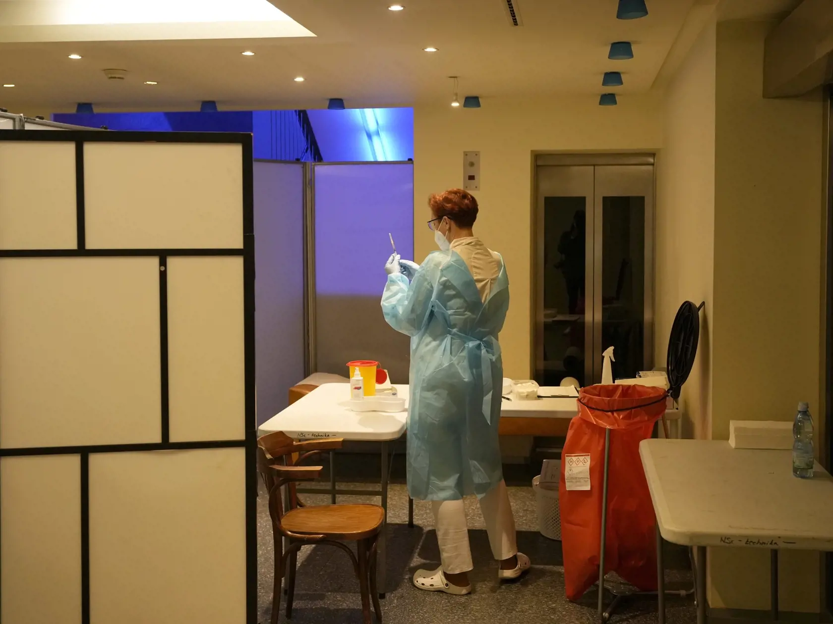 O 500 až 600 sestier menej pracuje v nemocniciach každý rok. Sestry odchádzajú najmä z dôvodu dovŕšenia dôchodkového veku, ale aj pre náročnosť práce za nízke ohodnotenie. Vyše 100 ich každý rok odíde pracovať do zahraničia, najmä do Česka a Rakúska. Už do pár rokov tak môže byť situácia v nemocniciach neúnosná.